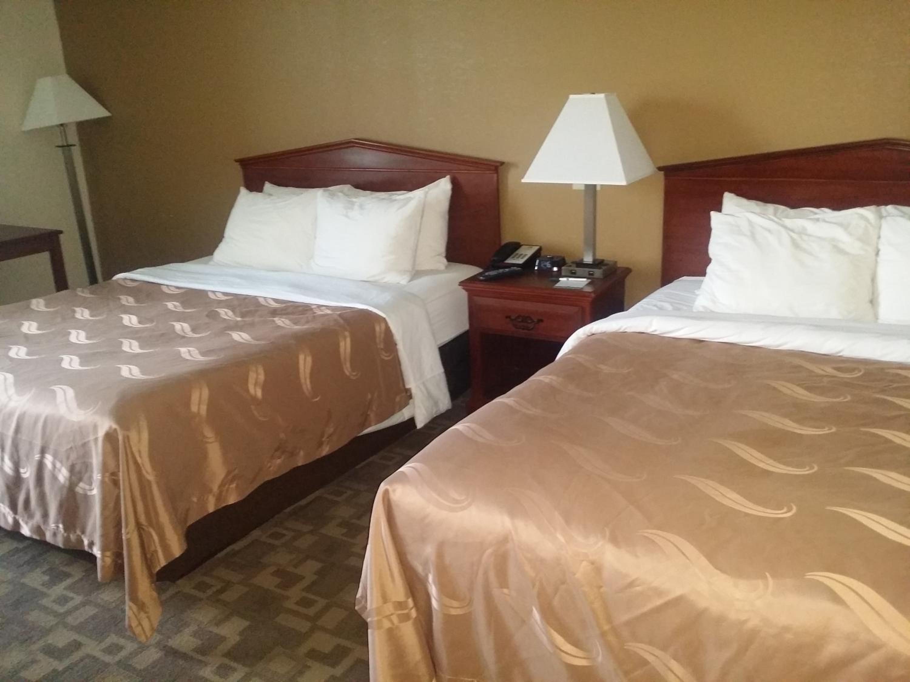Queen Room with Two Queen Beds - Non-Smoking - Photo 6