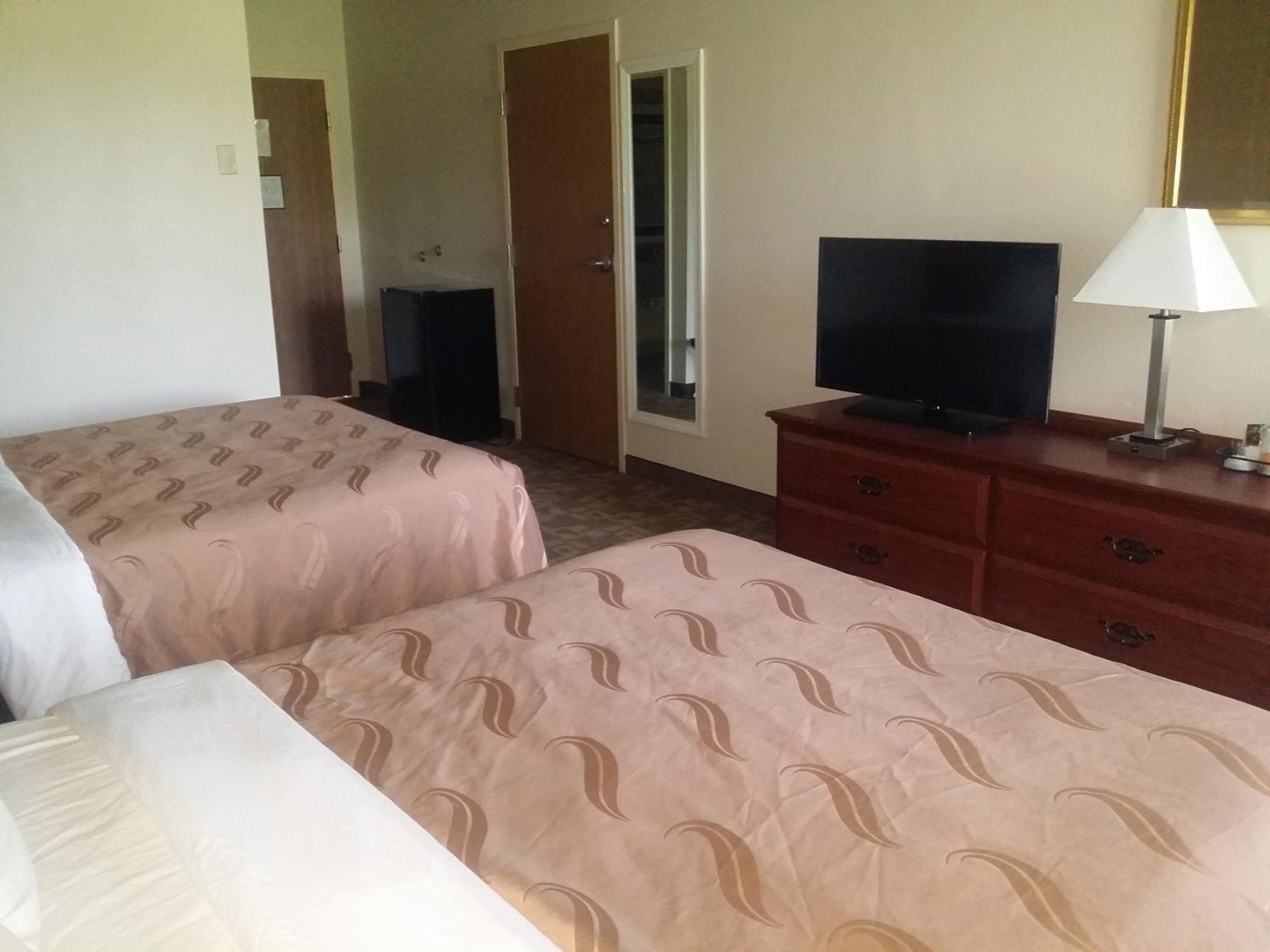 Queen Room with Two Queen Beds - Non-Smoking - Photo 7