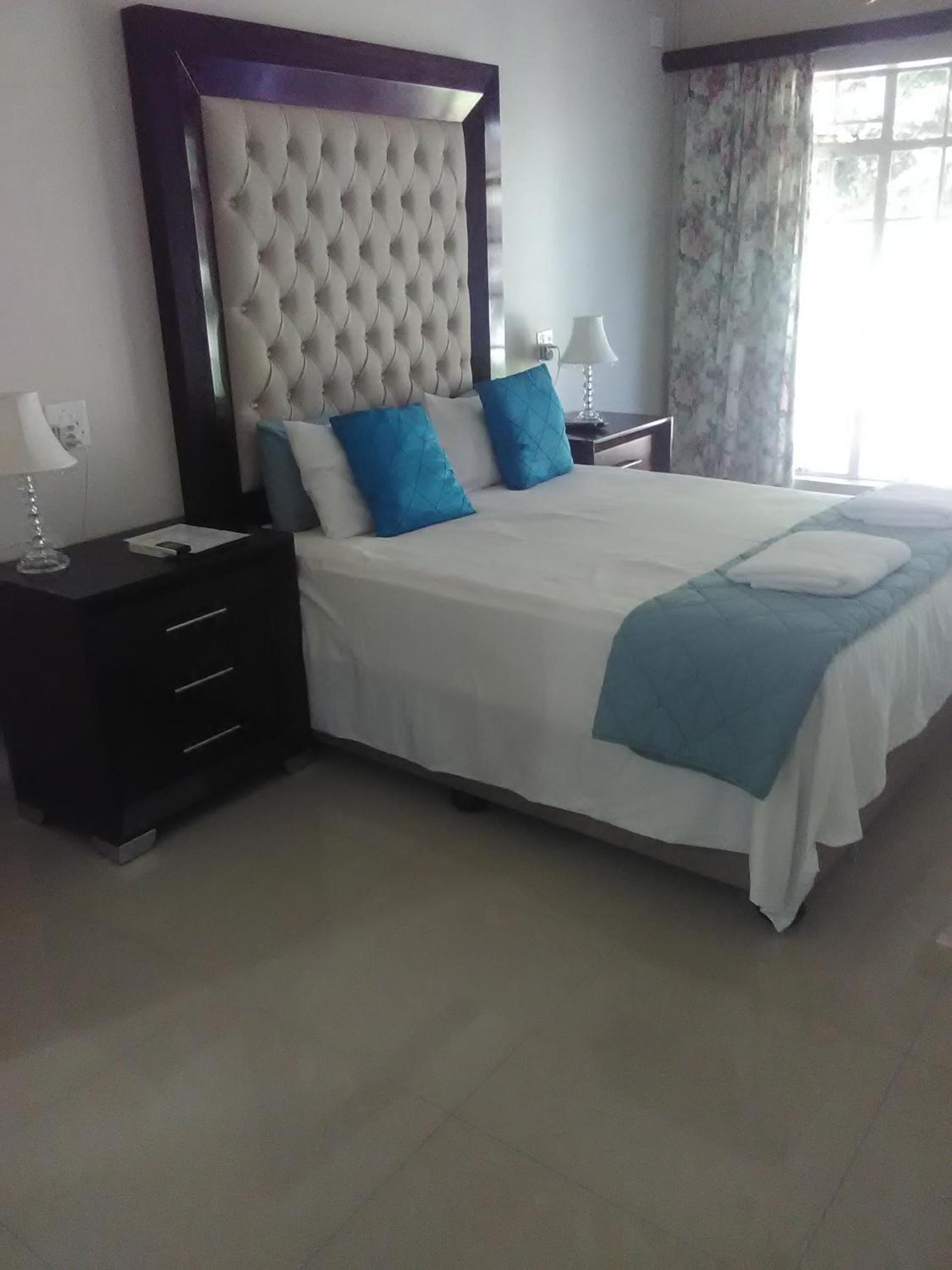 King Room with Roll-In Shower - Disability Access photo 1