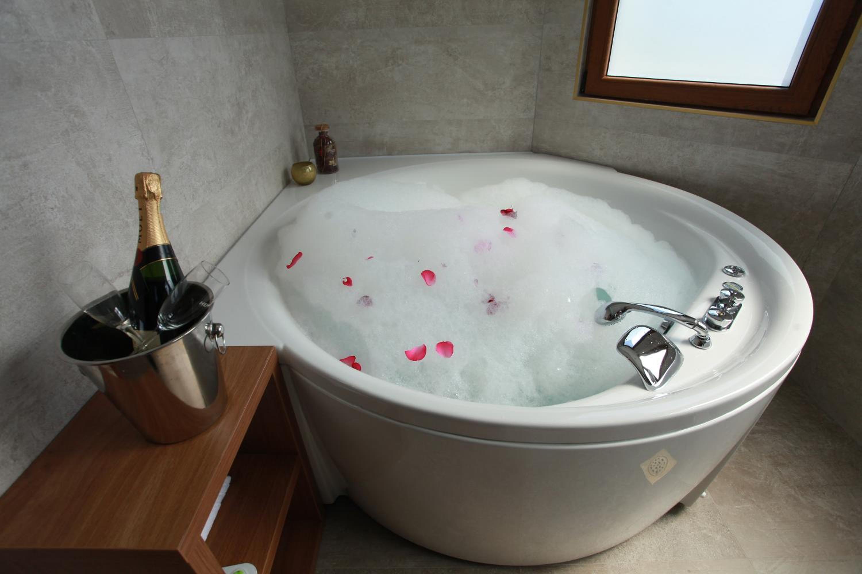 Suite with Spa Bath - Photo 29