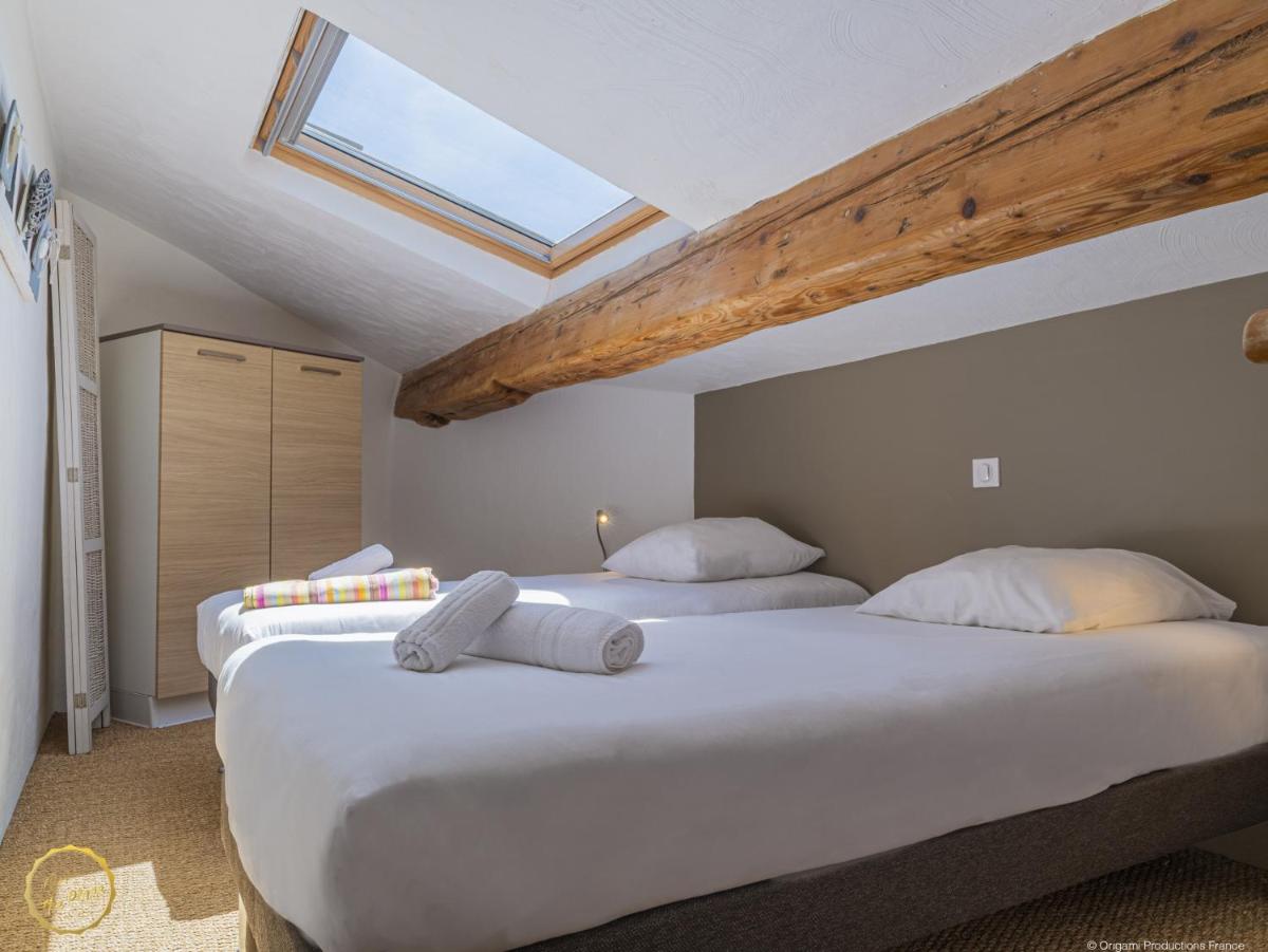 Three-Bedroom Villa with Terrace photo 3