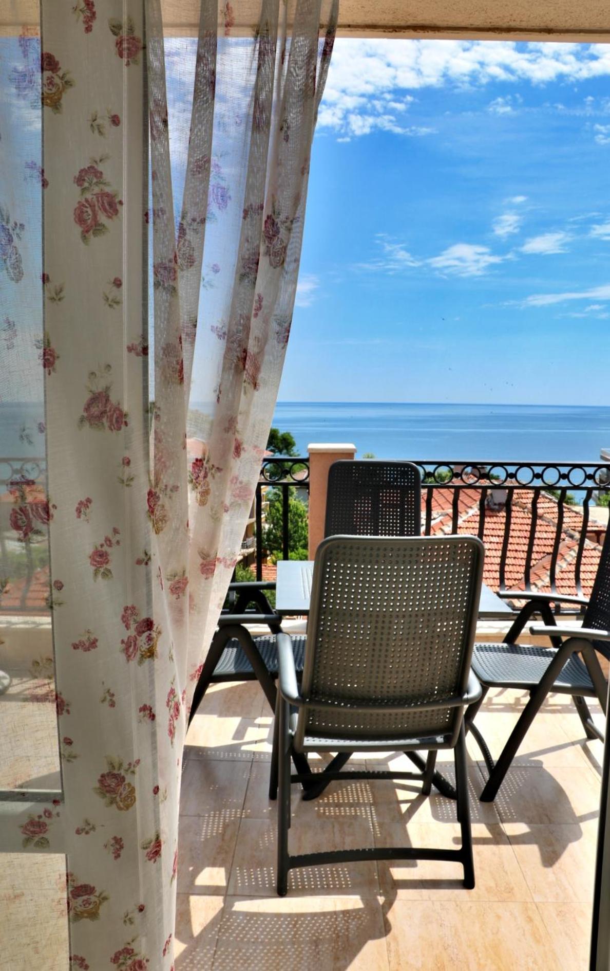 Three-Bedroom Apartment with Sea View photo 3