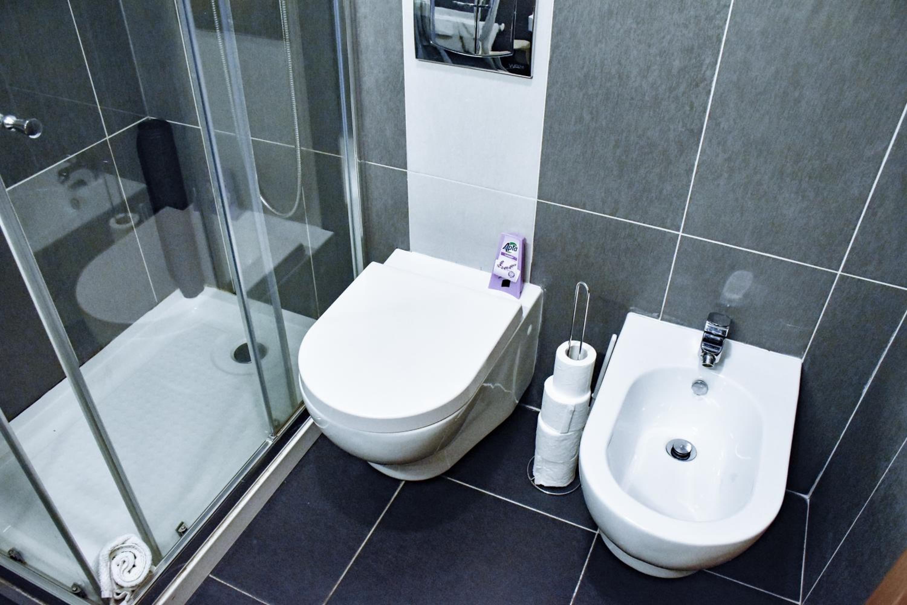Double or Twin Room with Private Bathroom - Photo 2