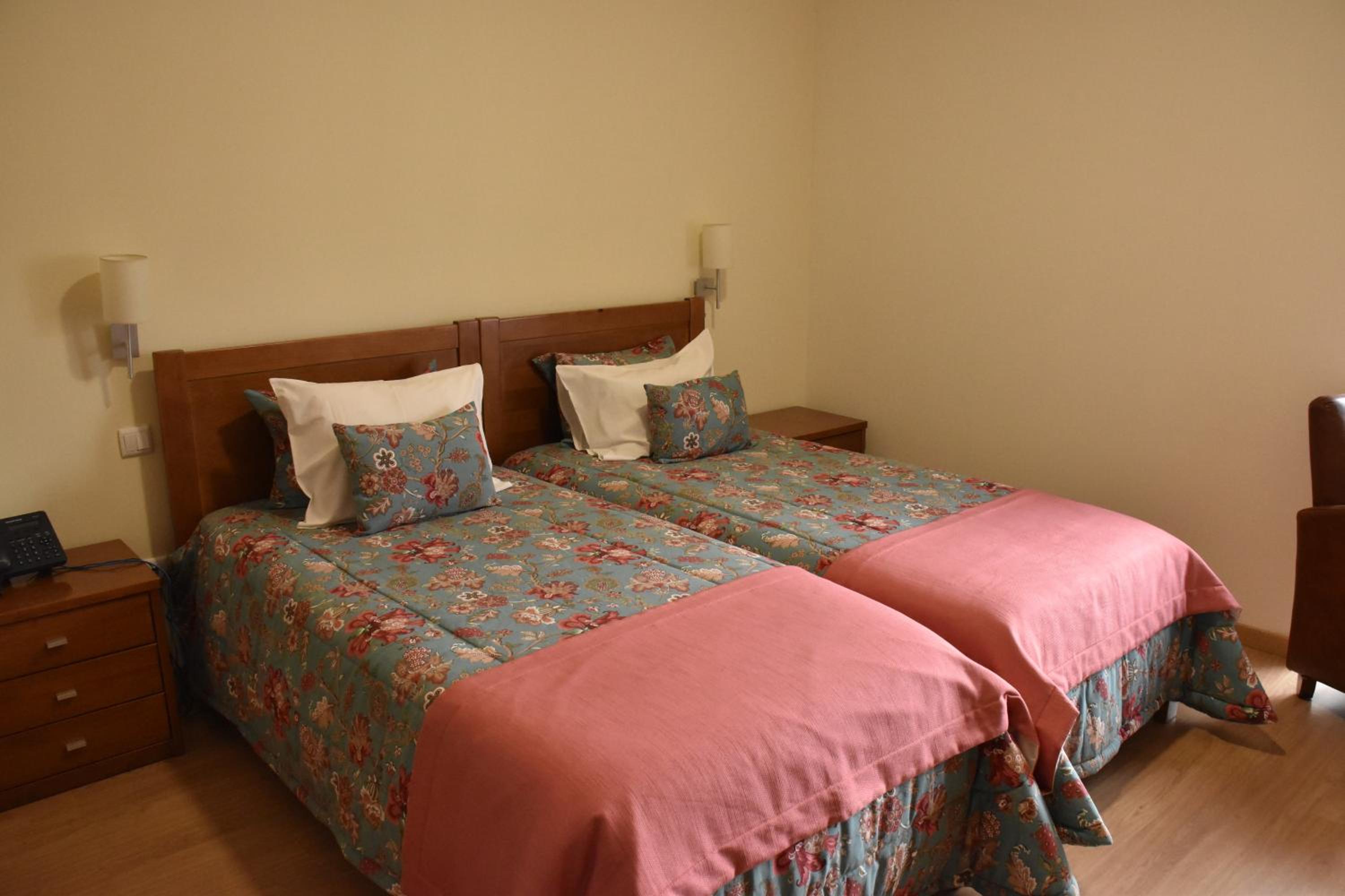 Double or Twin Room with Private Bathroom - Photo 1