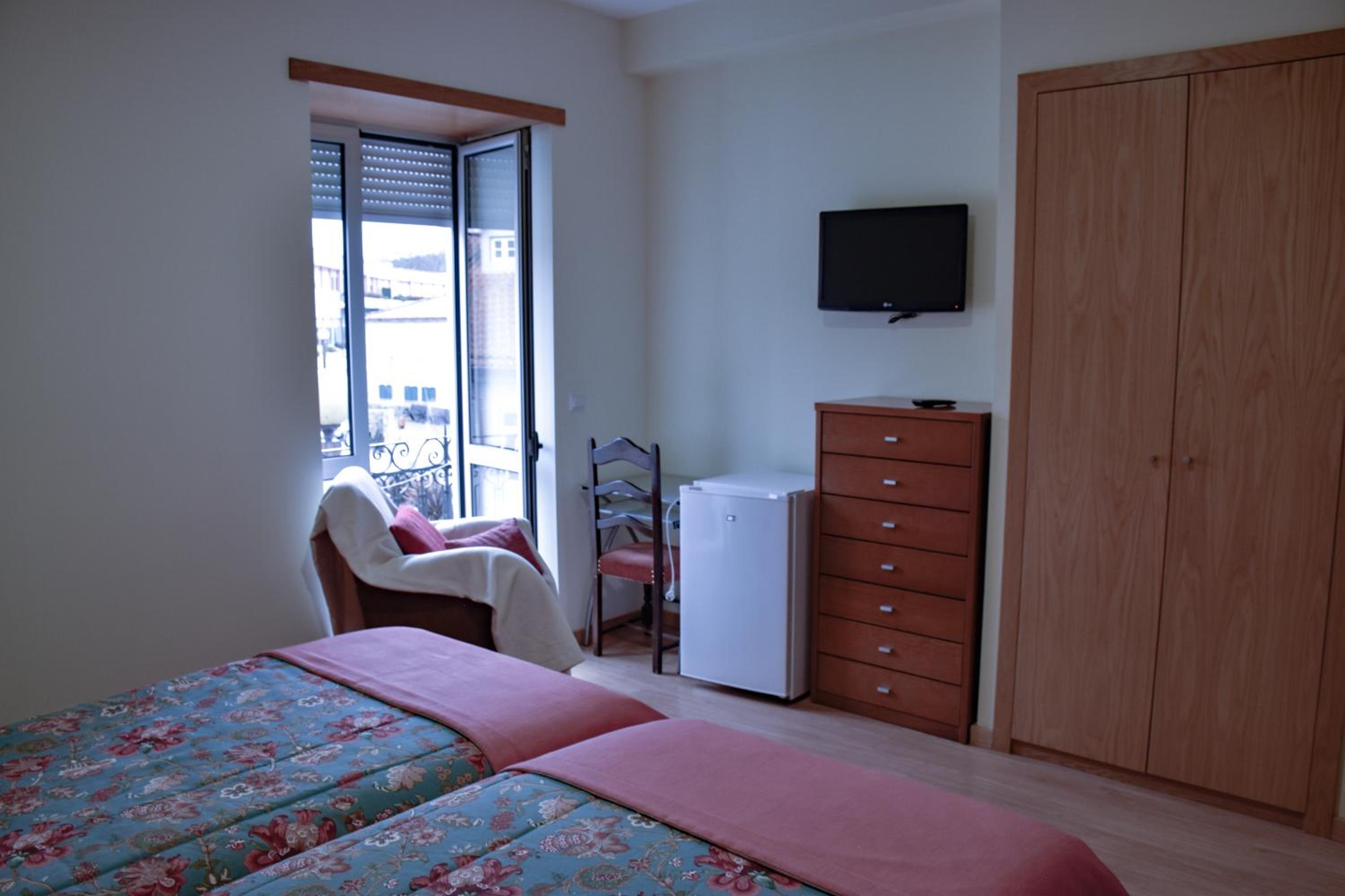 Double or Twin Room with Private Bathroom - Photo 3