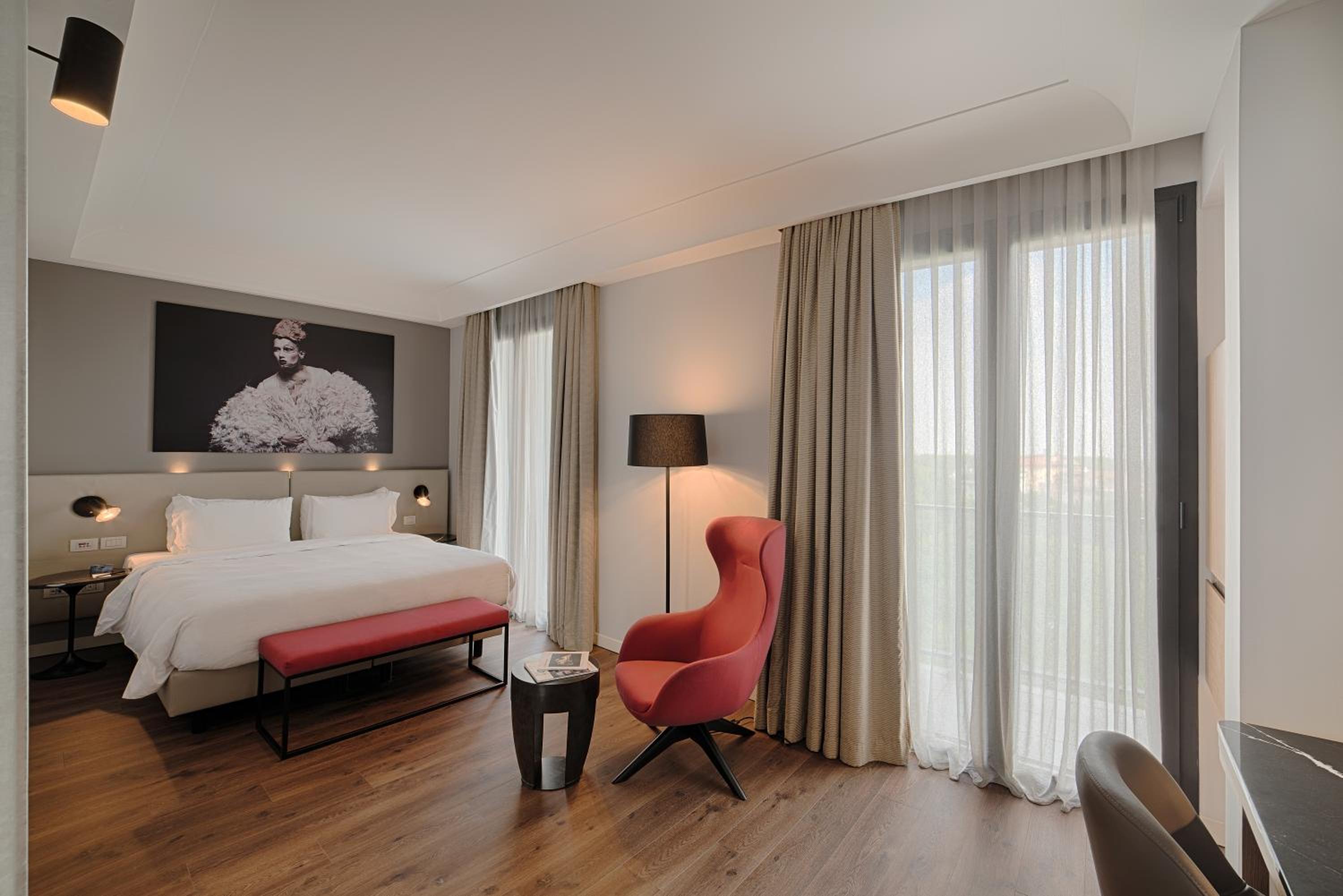 Superior Room - High Floor thumbnail 5