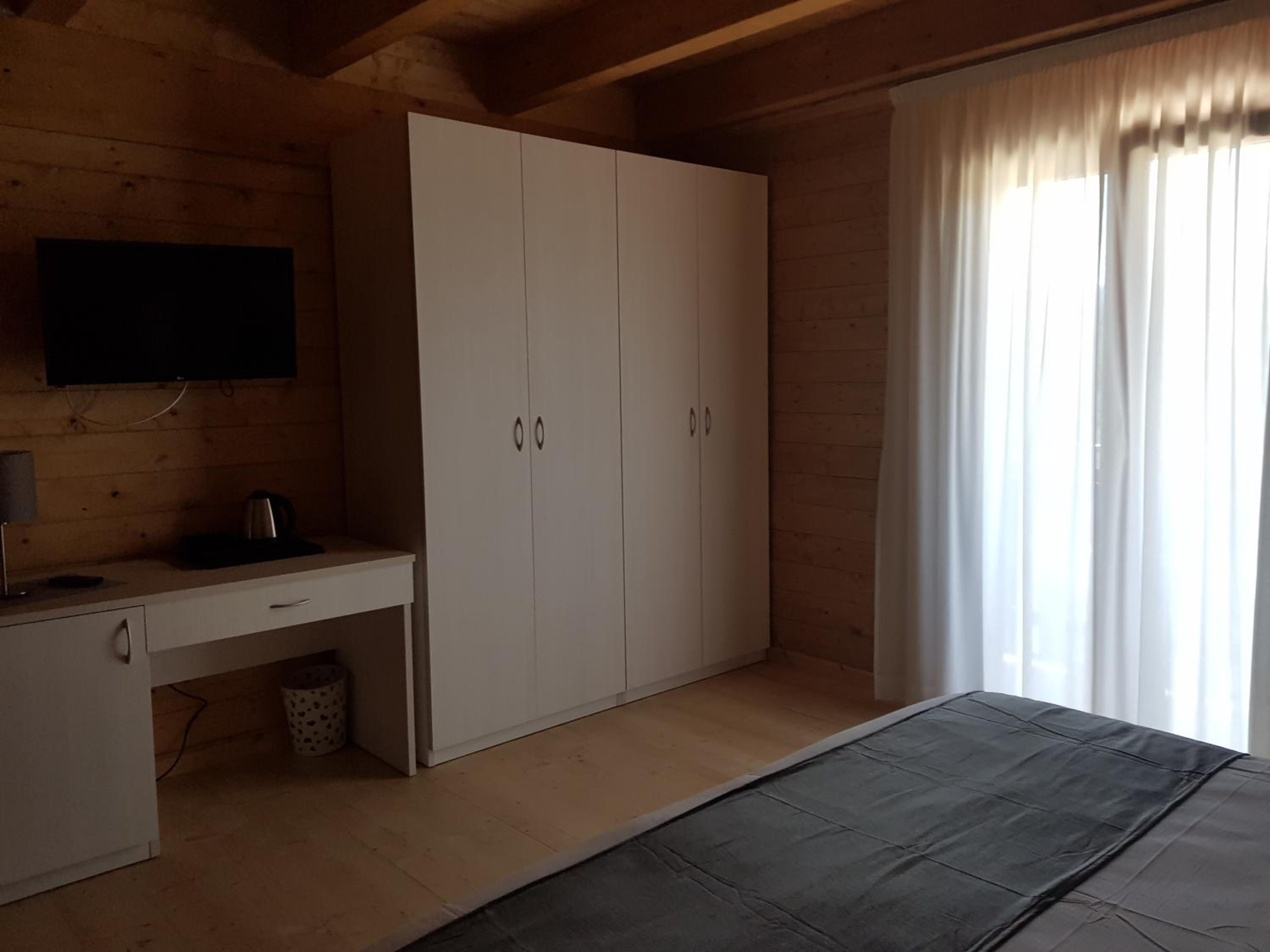 Family Room with Mountain View - Photo 2