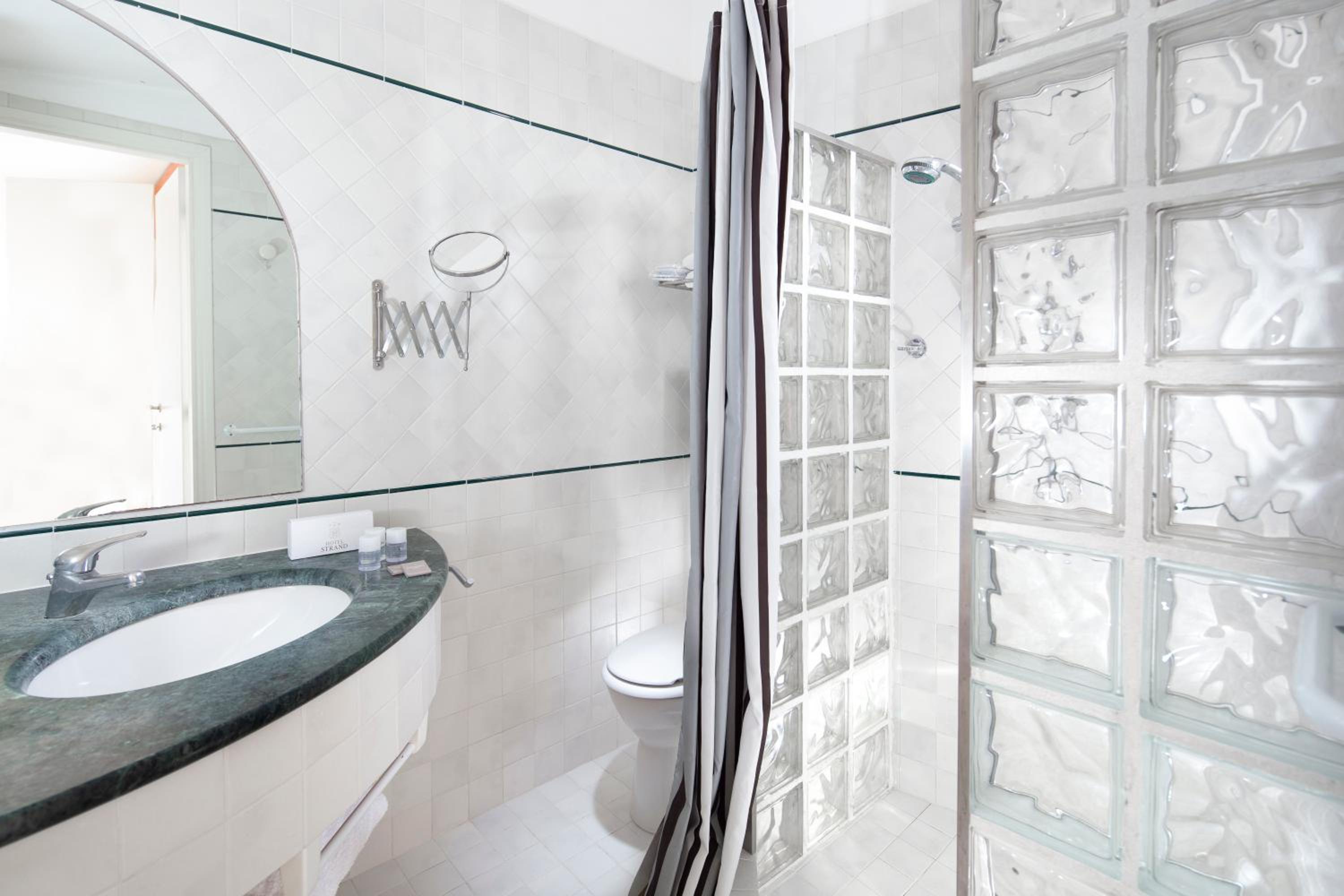 Double or Twin Room with Sea View photo 2