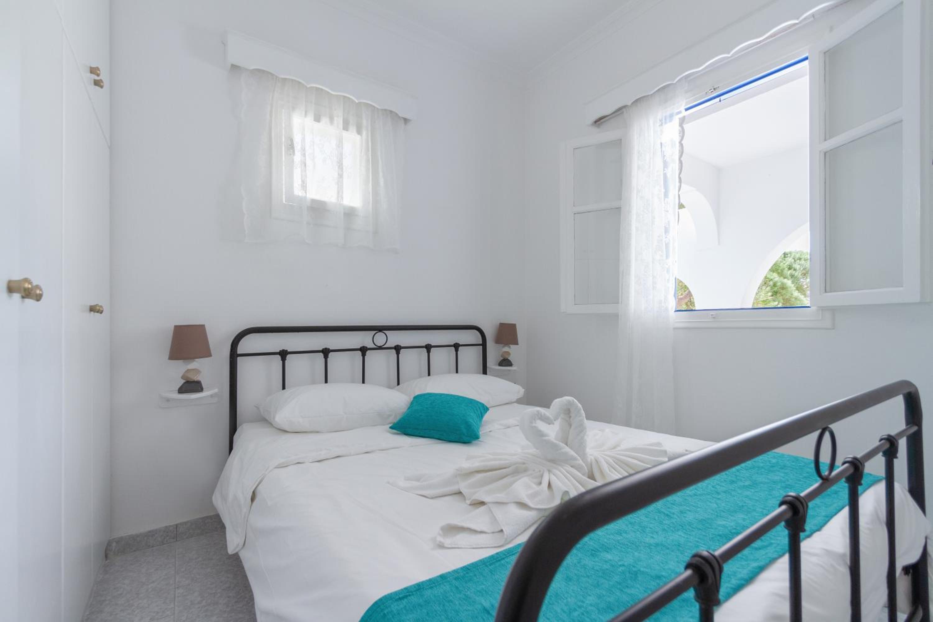 White Katikia Two-Bedroom Apartment - Split Level - Photo 3