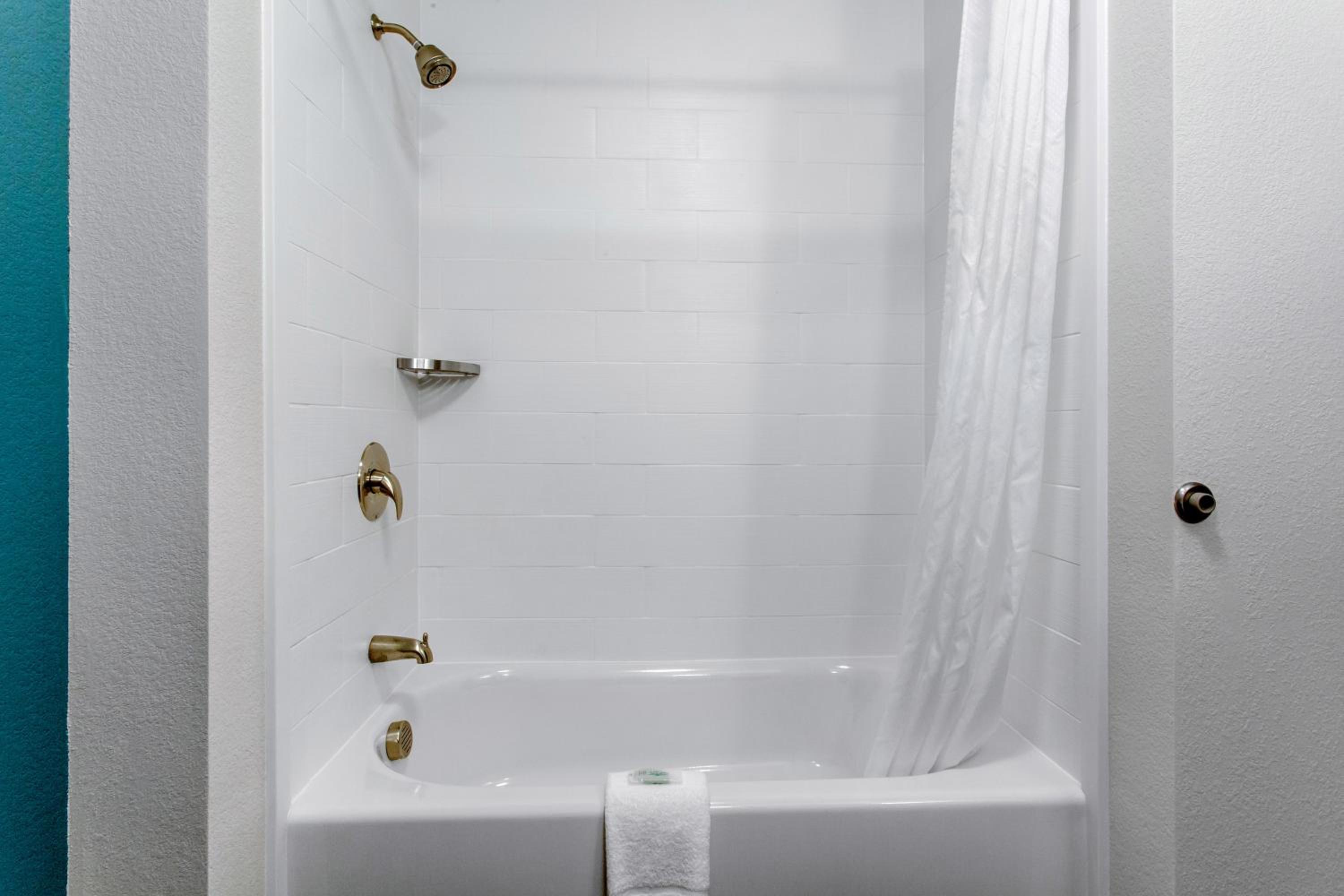 King Suite with Accessible Tub - Accessible/Non-Smoking photo 3