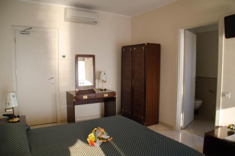 Double or Twin Room with Lake View photo 2
