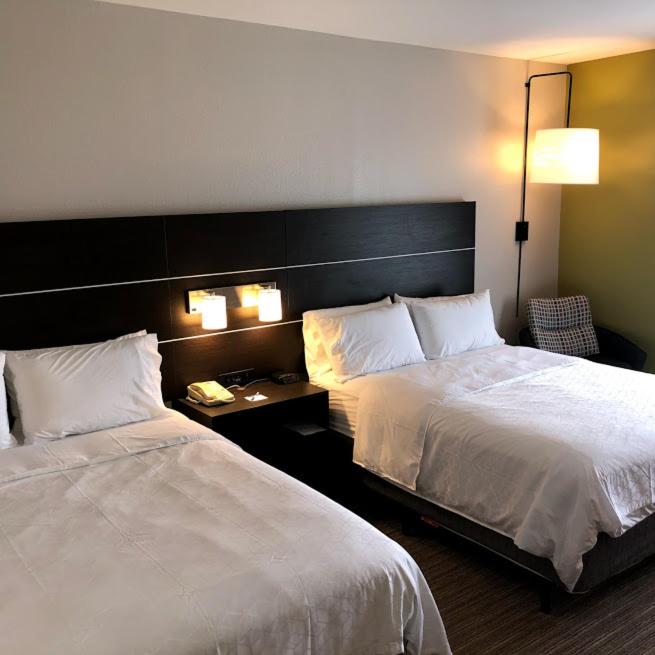 Standard Queen Room with Two Queen Beds and Mobility Accessible Tub - Photo 2