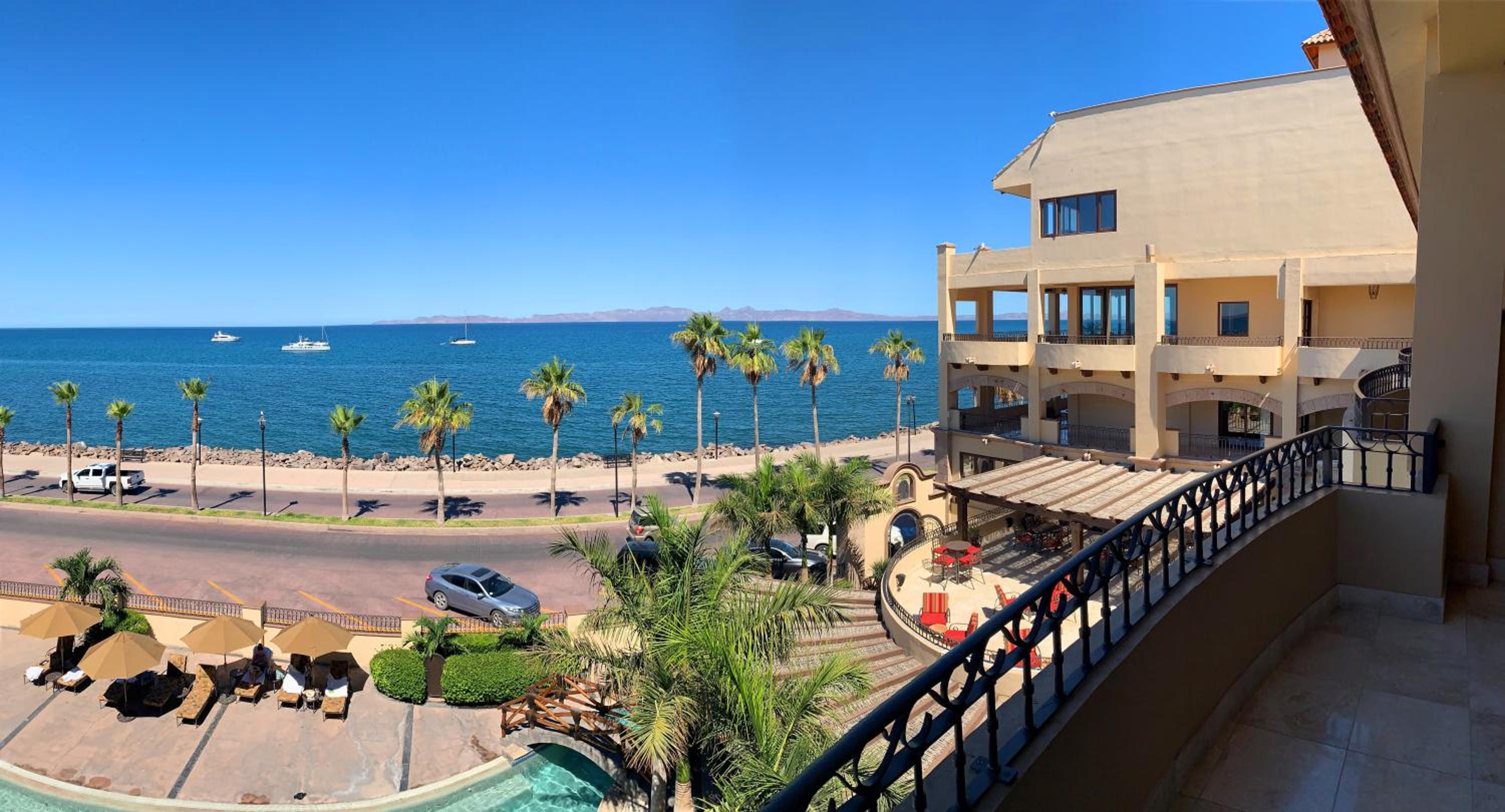 Luxury Suite with Ocean View - Photo 12
