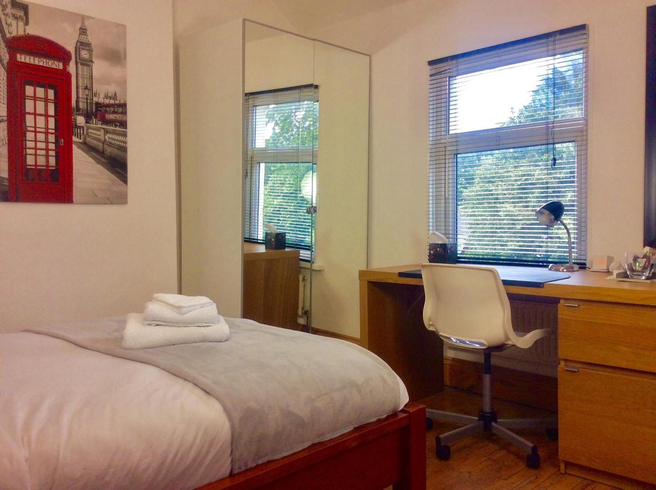 Large Deluxe Double Room with Street View - Photo 7