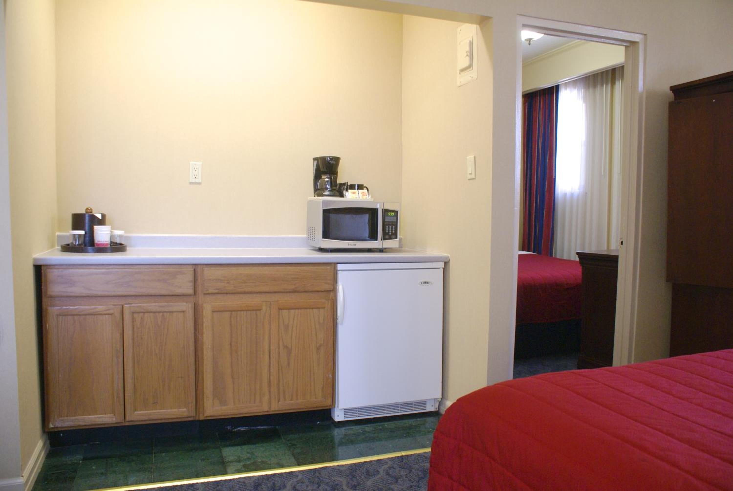 Queen Room with Two Queen Beds - Disability Access/Non-Smoking - Photo 5