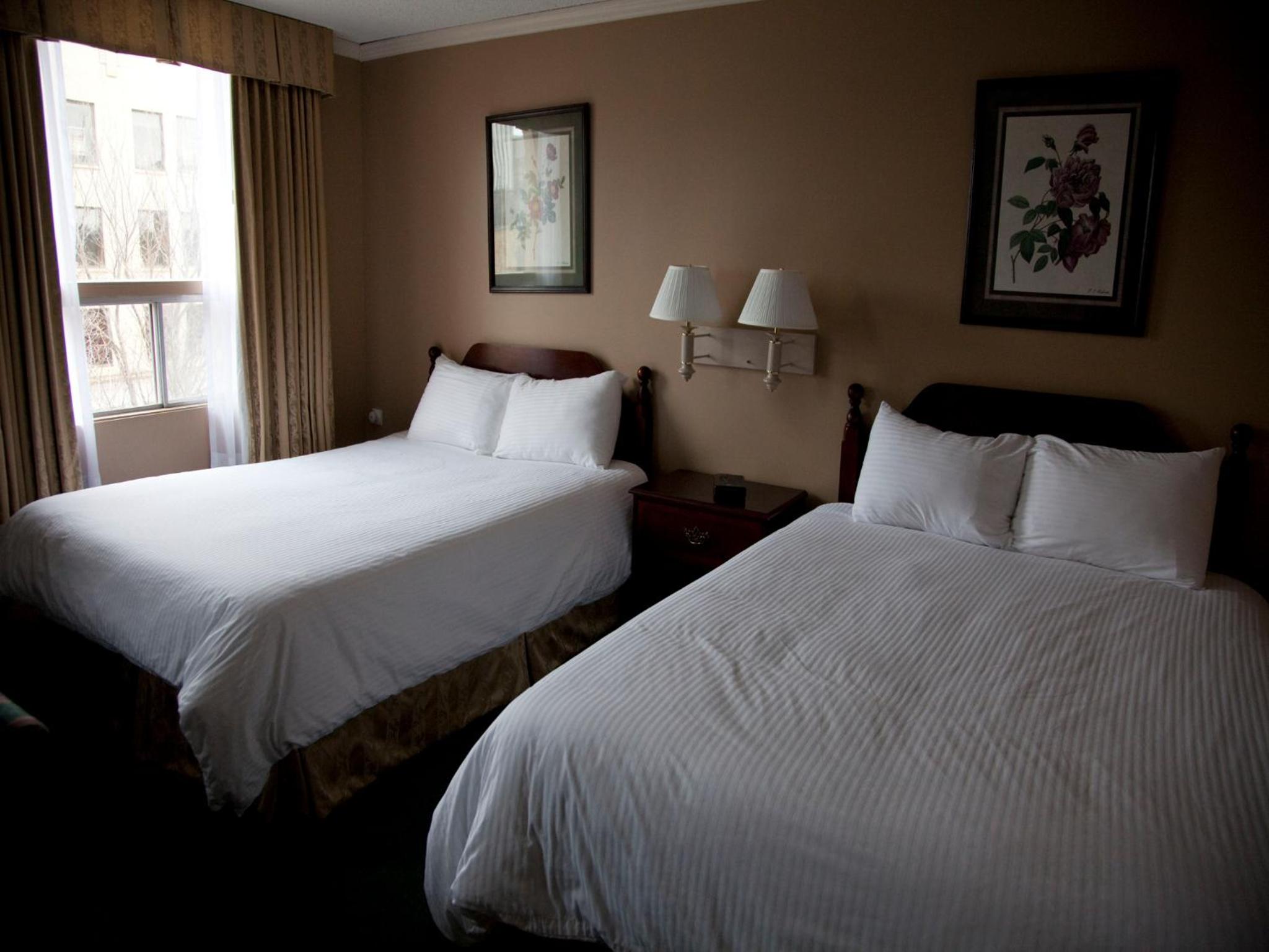 Queen Room with Two Queen Beds - Photo 2