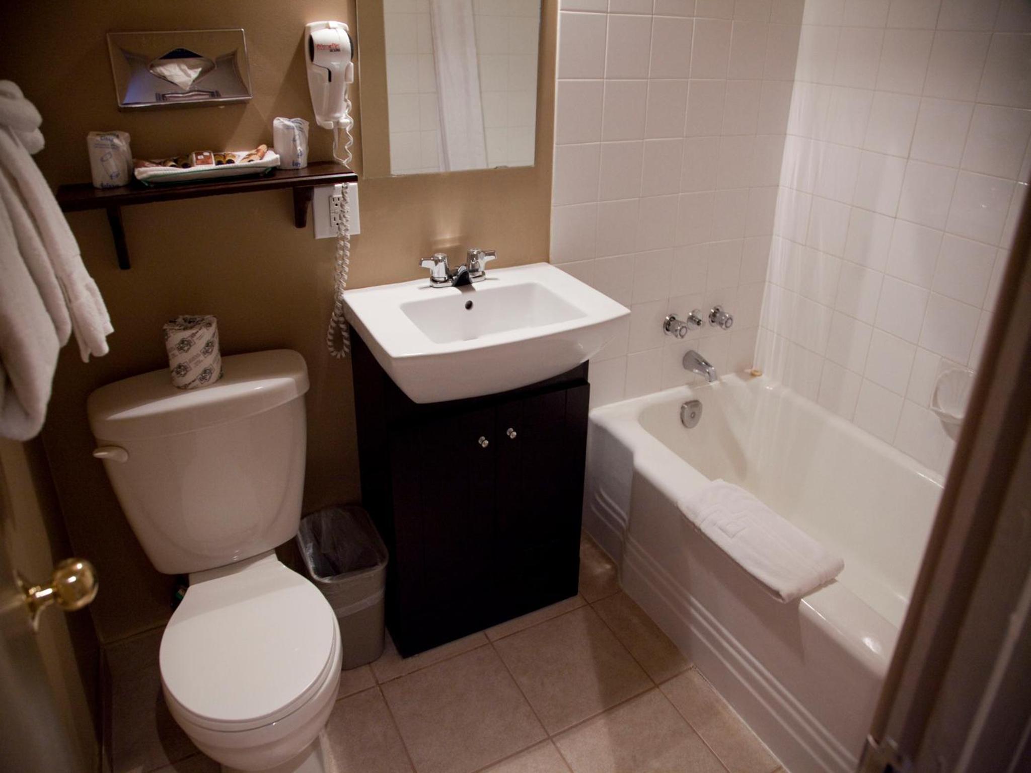 Queen Room with Two Queen Beds - Photo 4