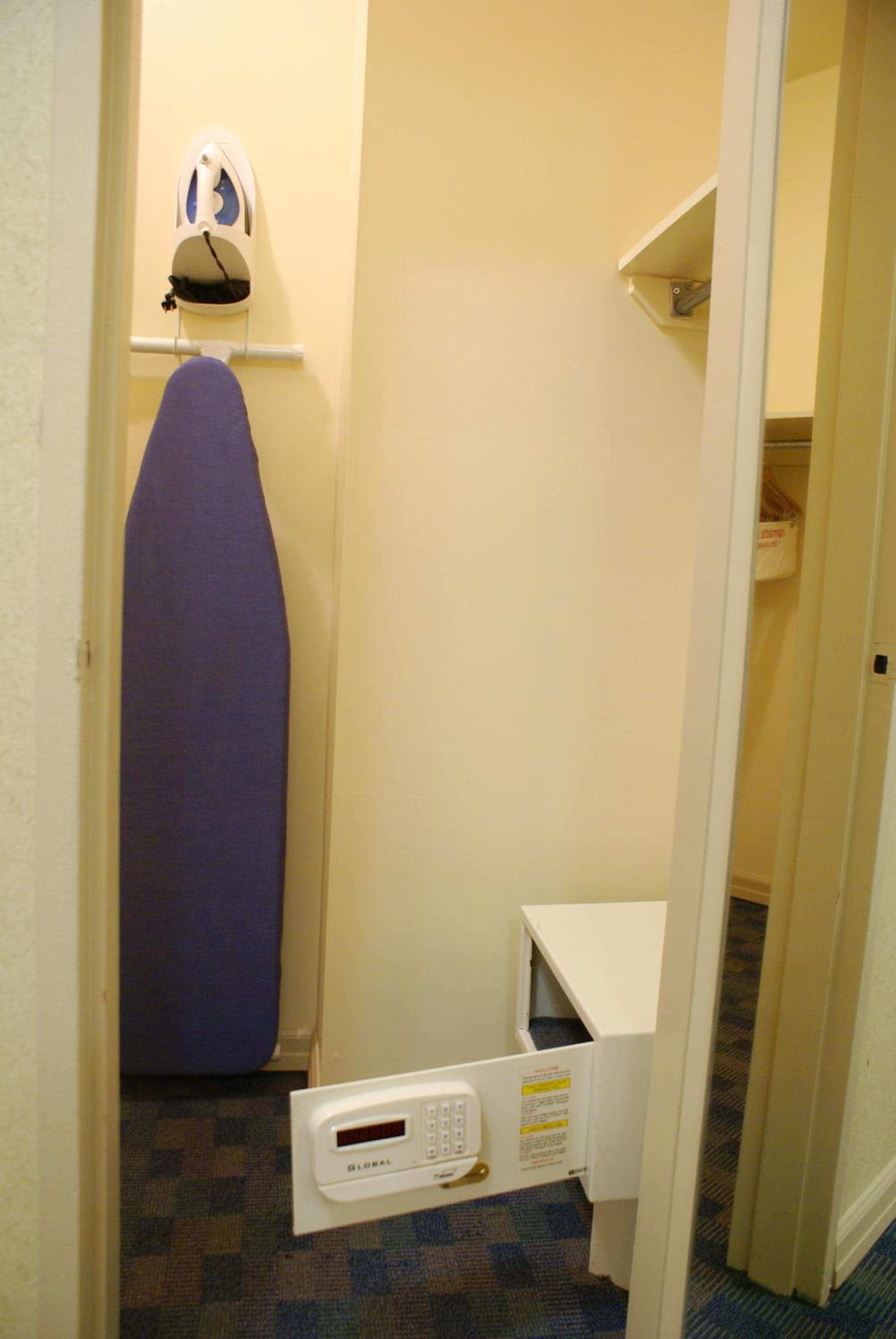 King Room - Non-Smoking - Photo 3