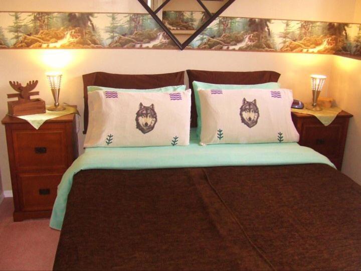 Queen Room with Glacier View photo 1