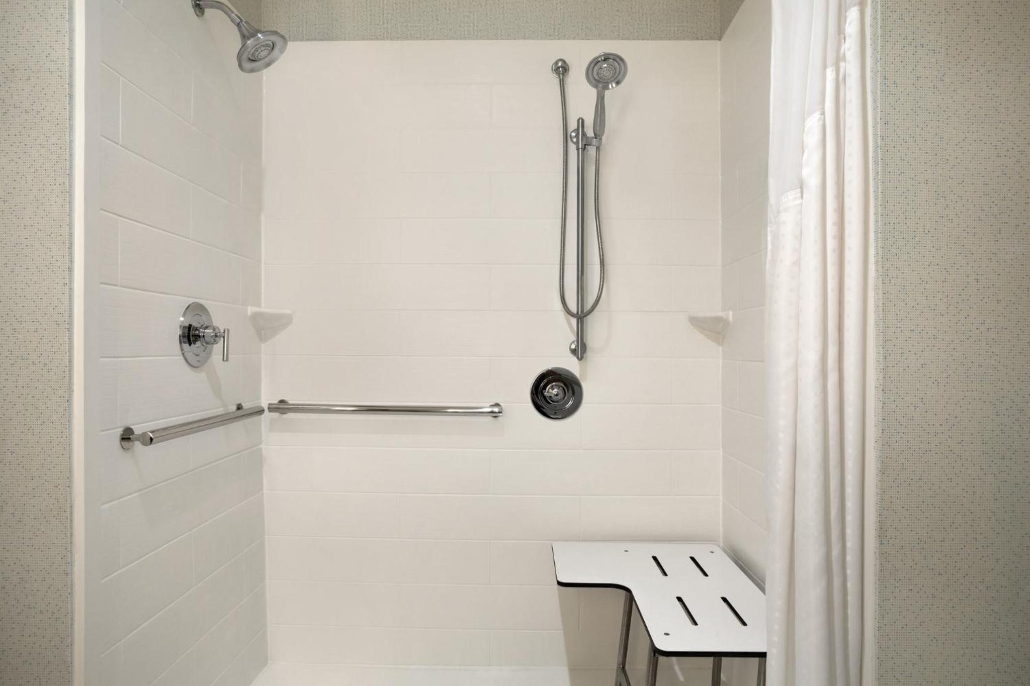 Deluxe King Room with Roll In Shower - Disability Access/Non-Smoking