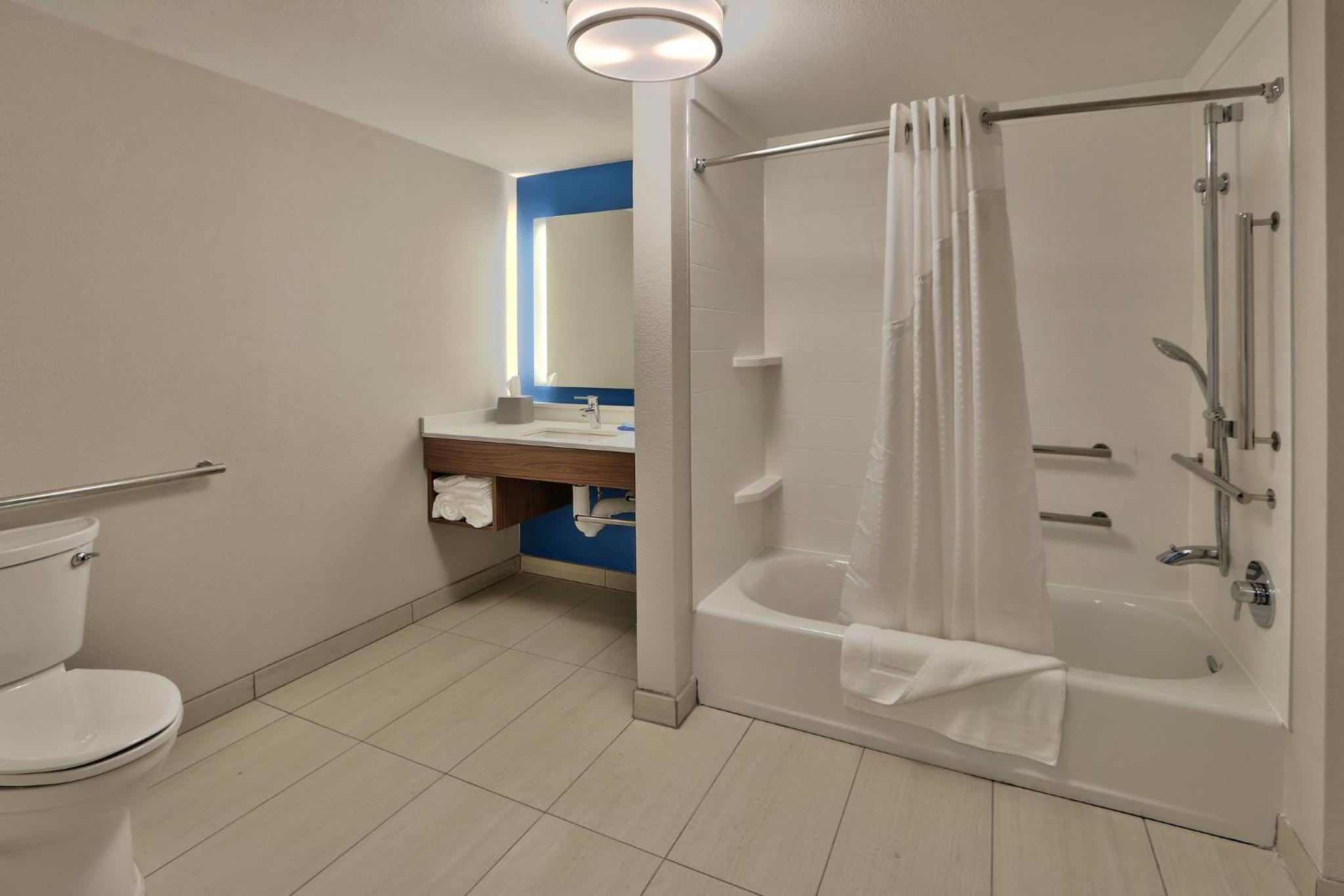 Standard Queen Room with Two Queen Beds and Mobility Accessible Tub