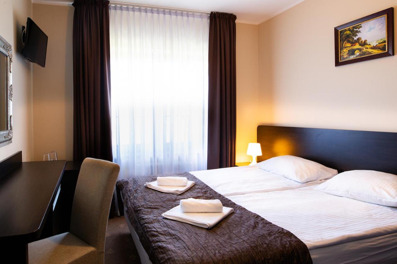 Double or Twin Room with Balcony - Photo 13