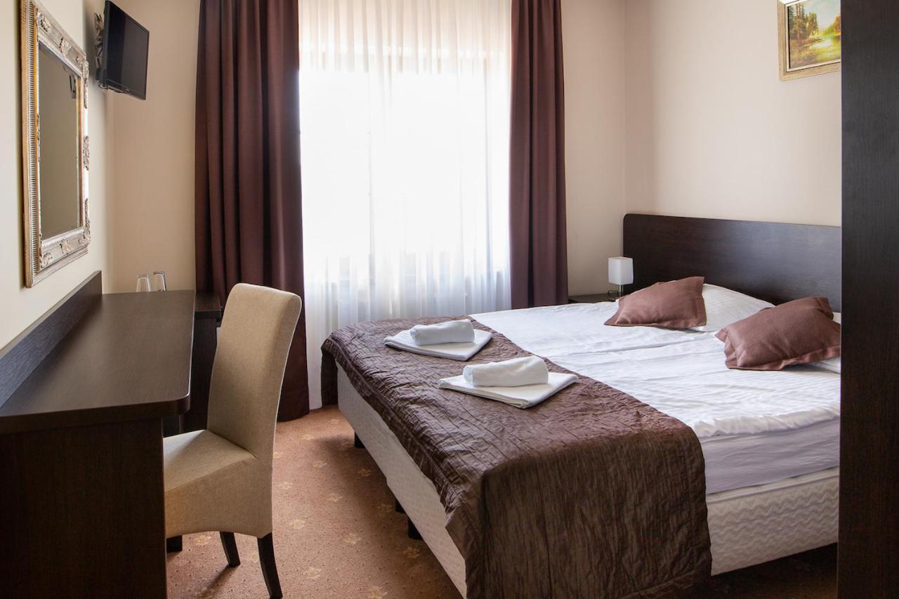 Double or Twin Room with Balcony - Photo 9