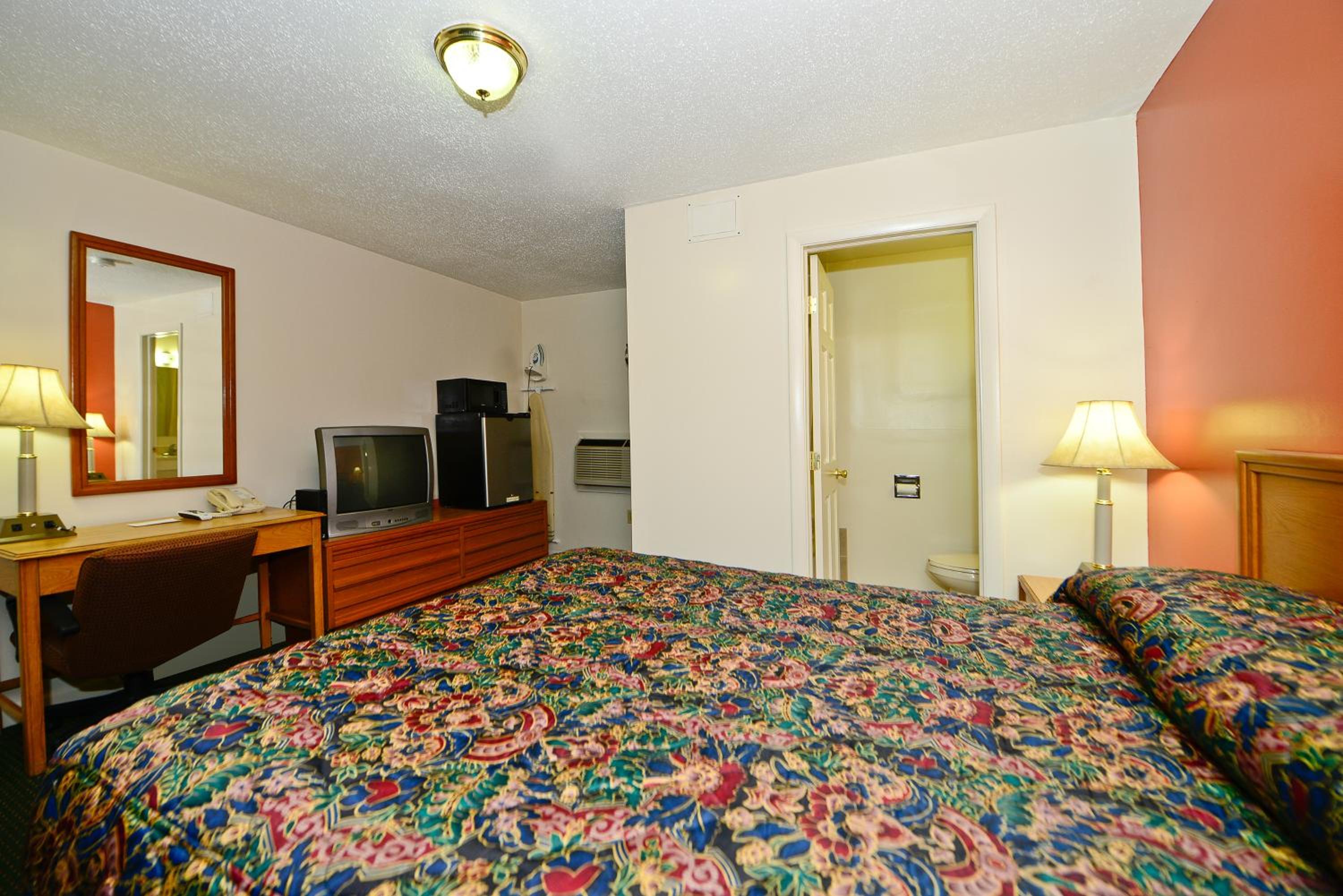 Queen Room - Non-Smoking - Photo 2