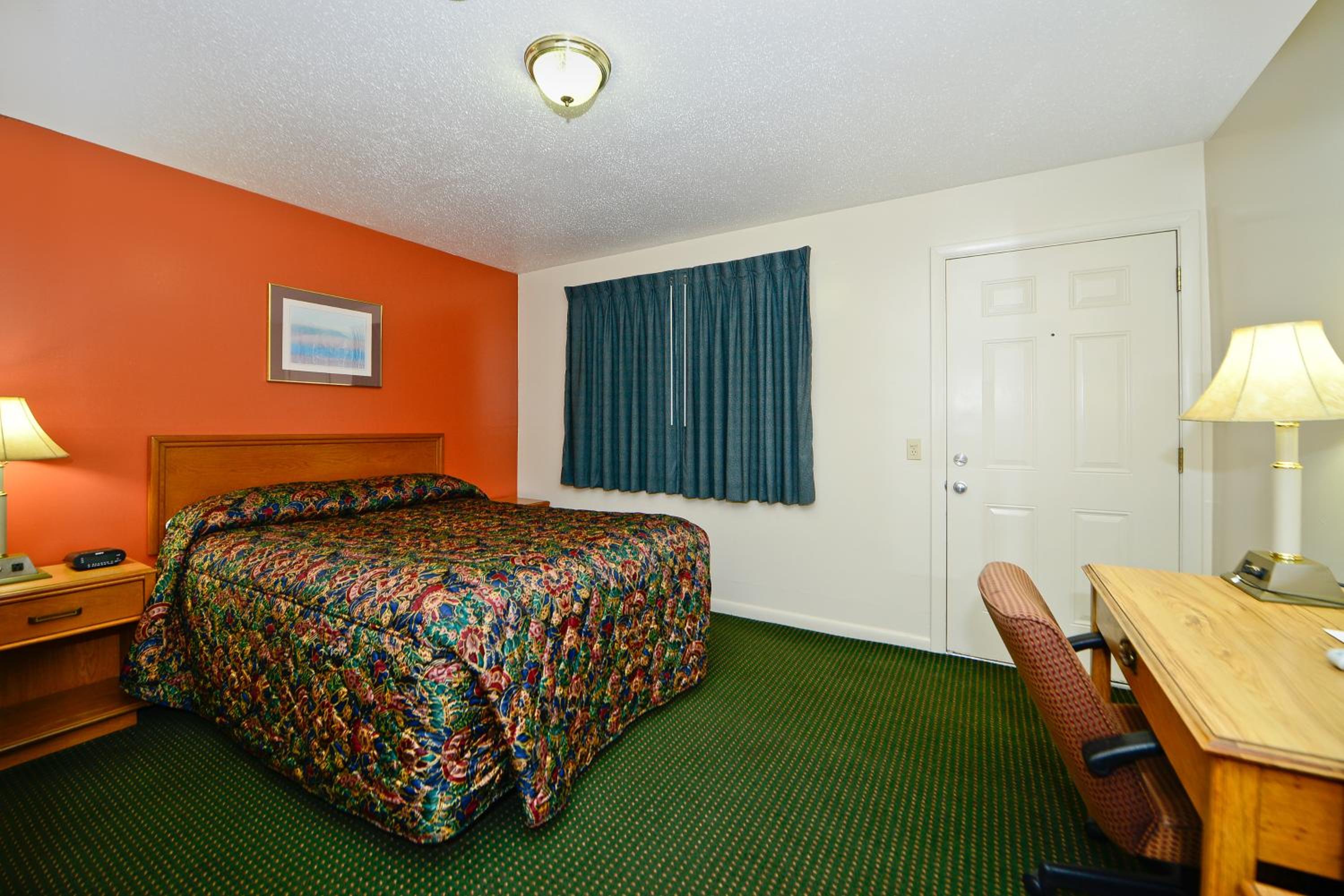 Queen Room - Non-Smoking - Photo 1