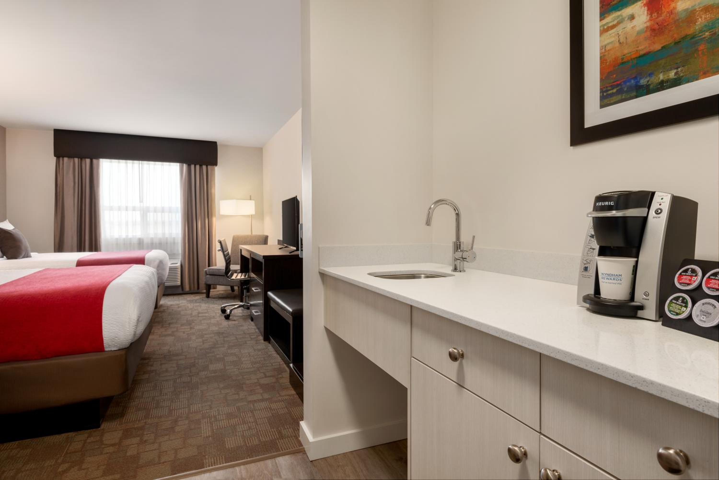 Queen Room with Two Queen Beds - Non-Smoking photo 2