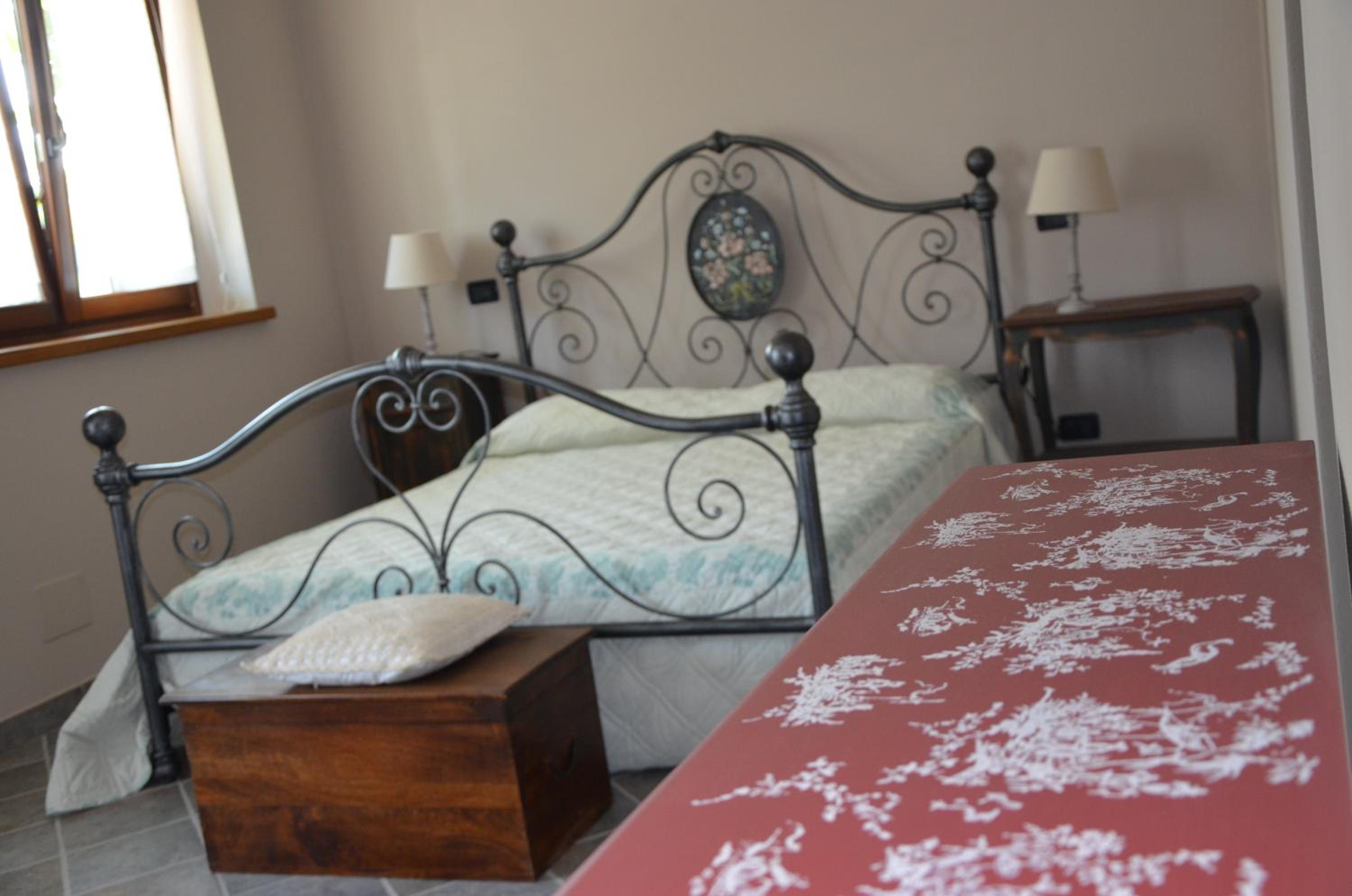 Double Room with Private Bathroom - Photo 10
