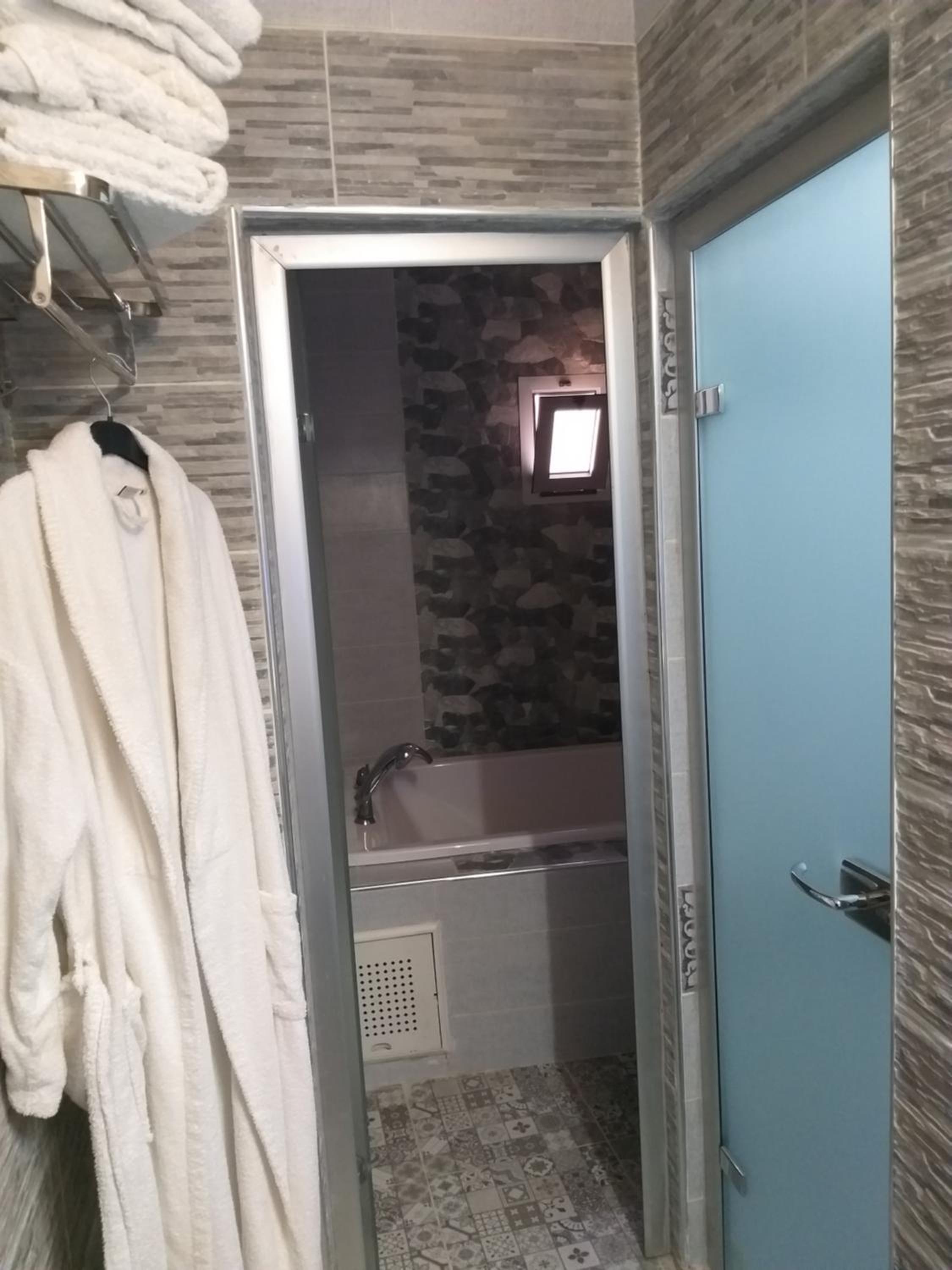 Deluxe Suite with Spa Bath photo 2