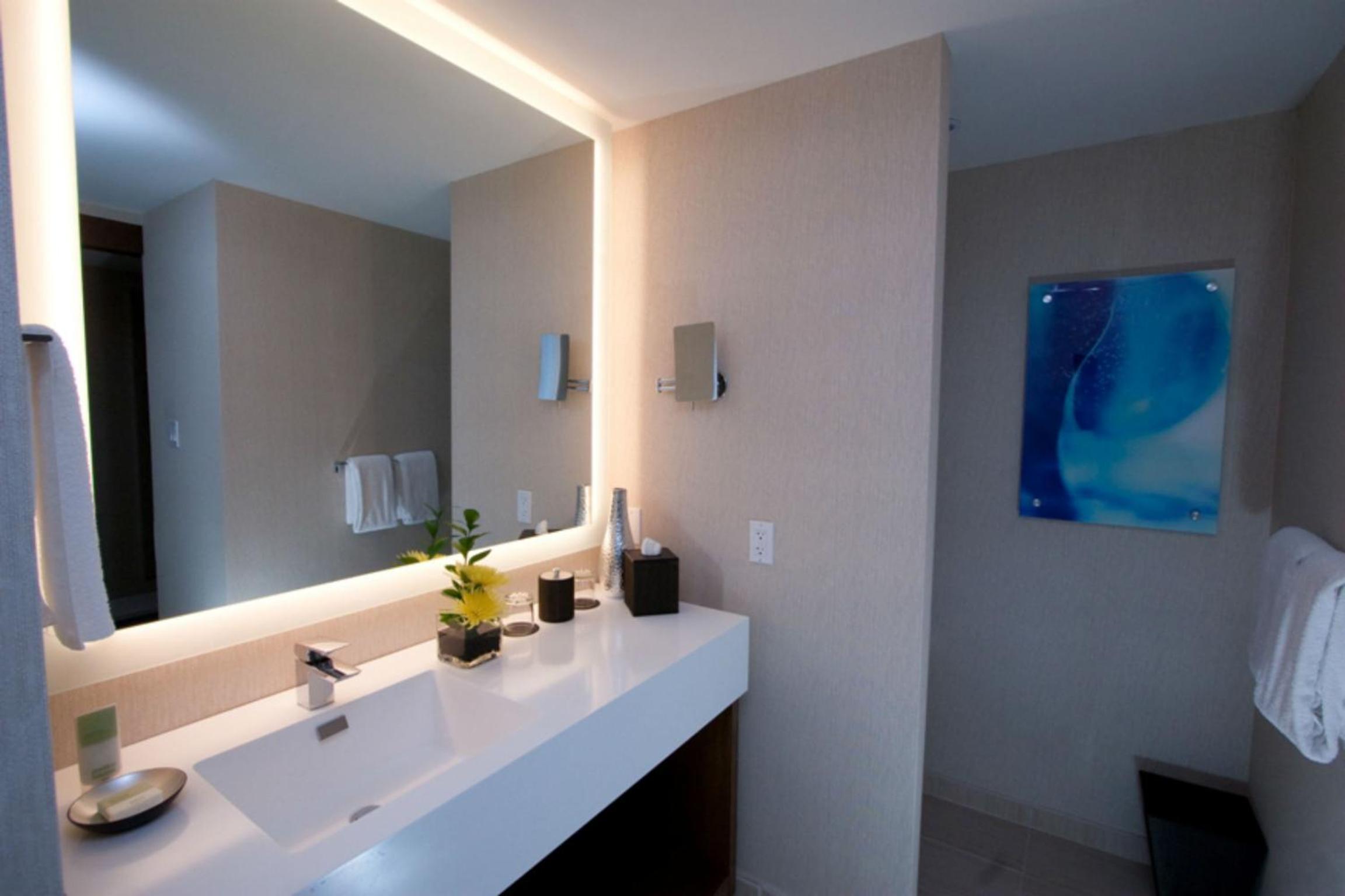 Double Room with Two Double Beds and Accessible Tub - Disability Access - Photo 4