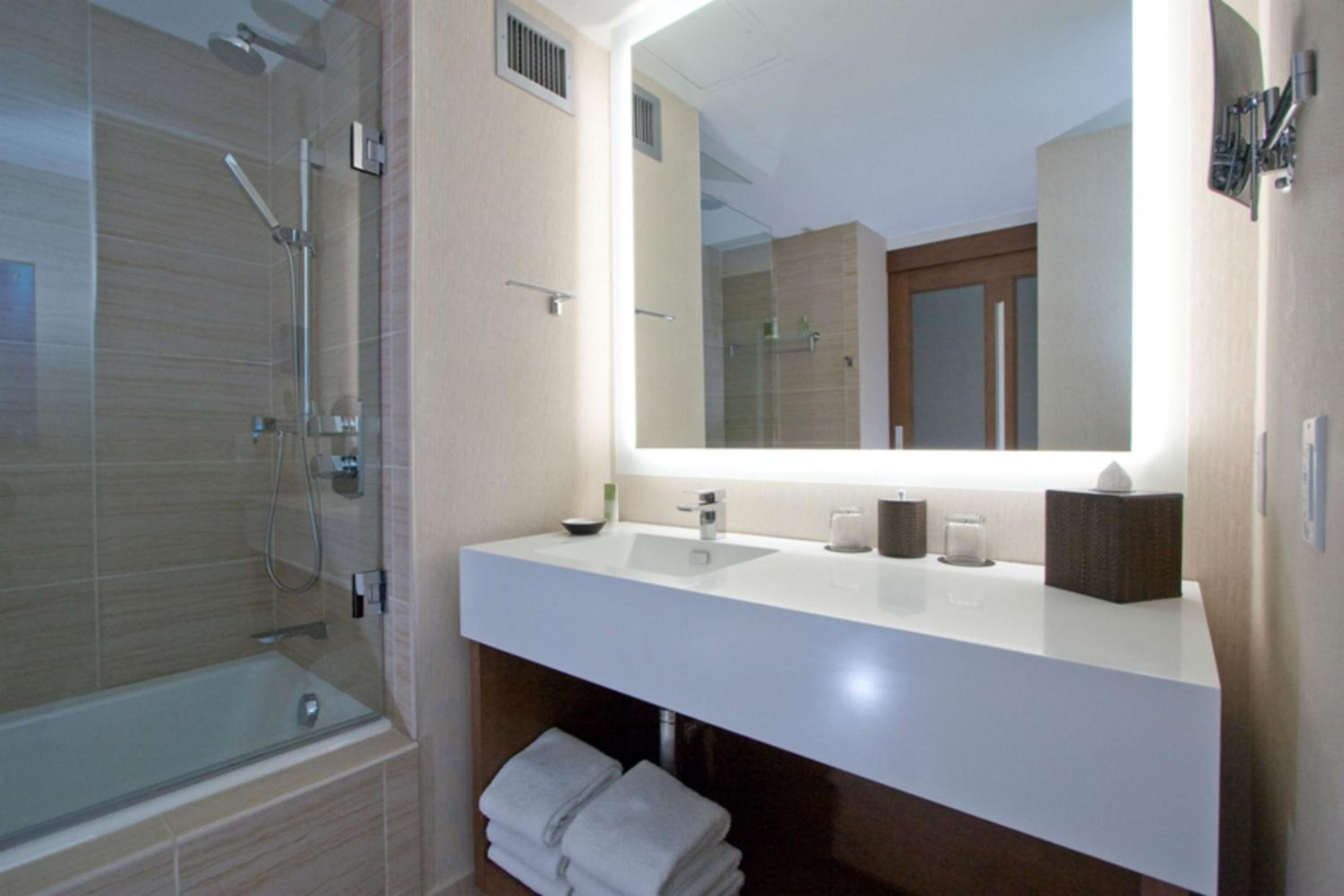 Double Room with Two Double Beds and Lake View - Photo 4