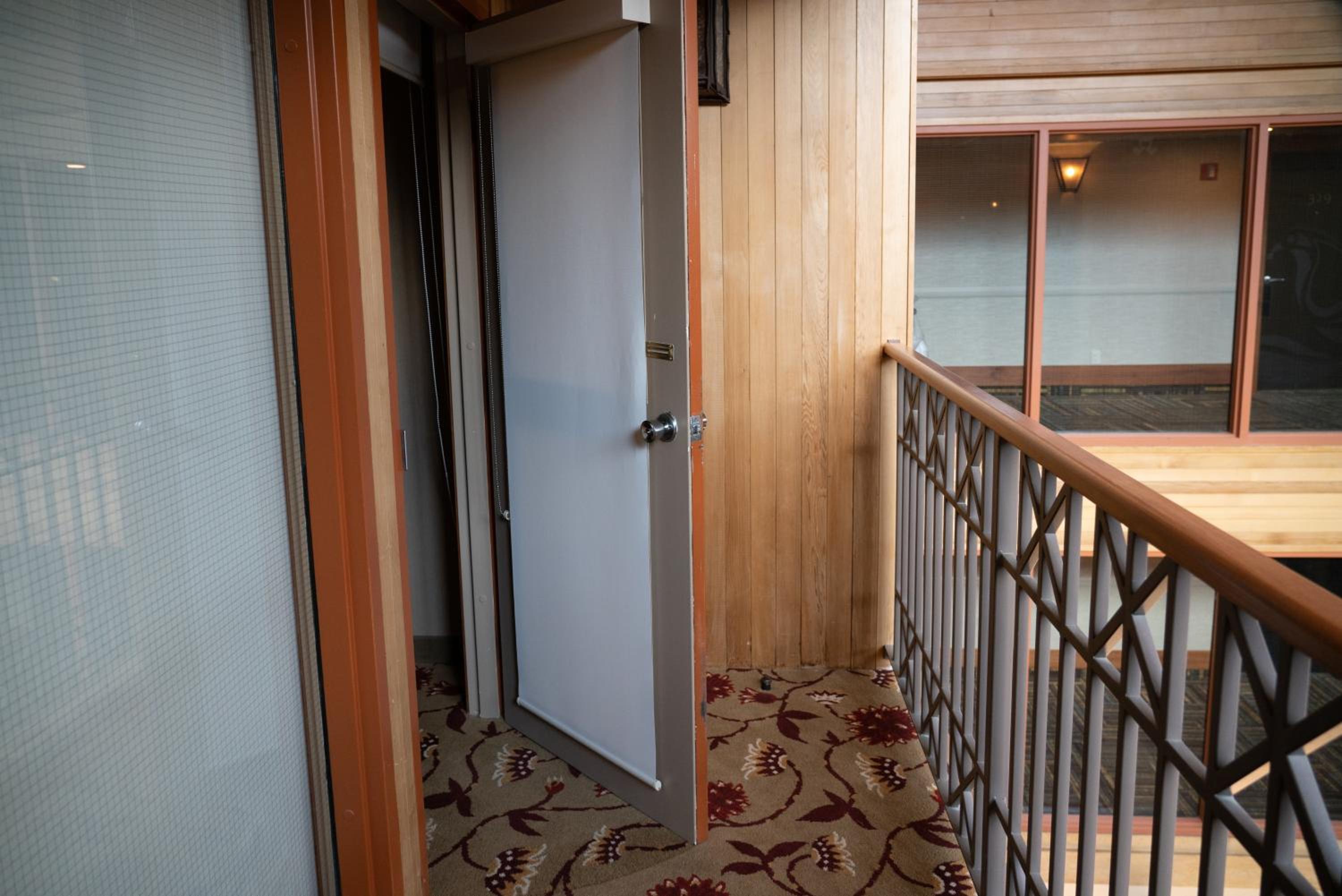 Standard King Room - Photo 2