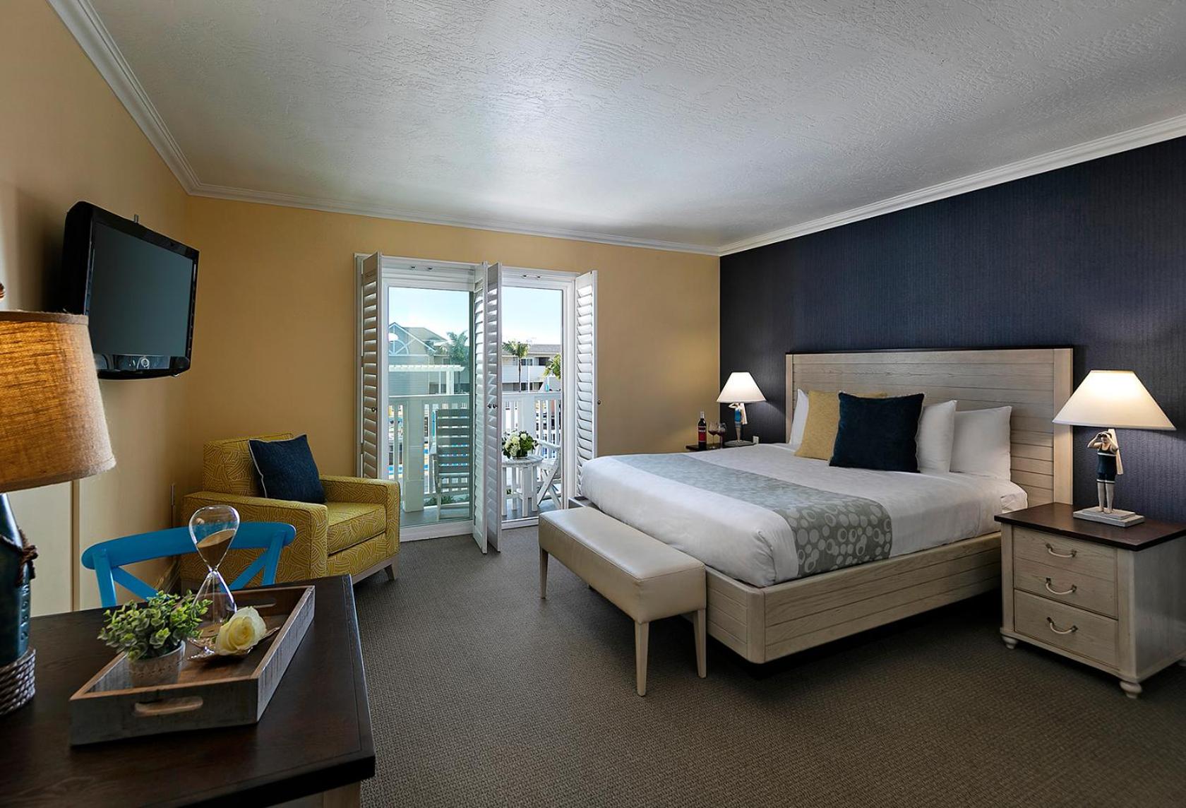 Courtyard View, Two Bedrooms, King & Two Queens, Pet-Friendly photo 3
