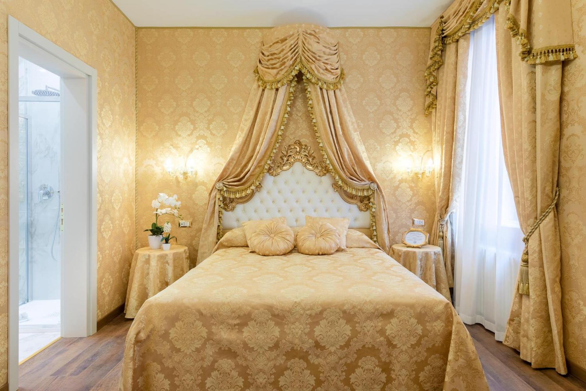 Deluxe Double Room with Canal View