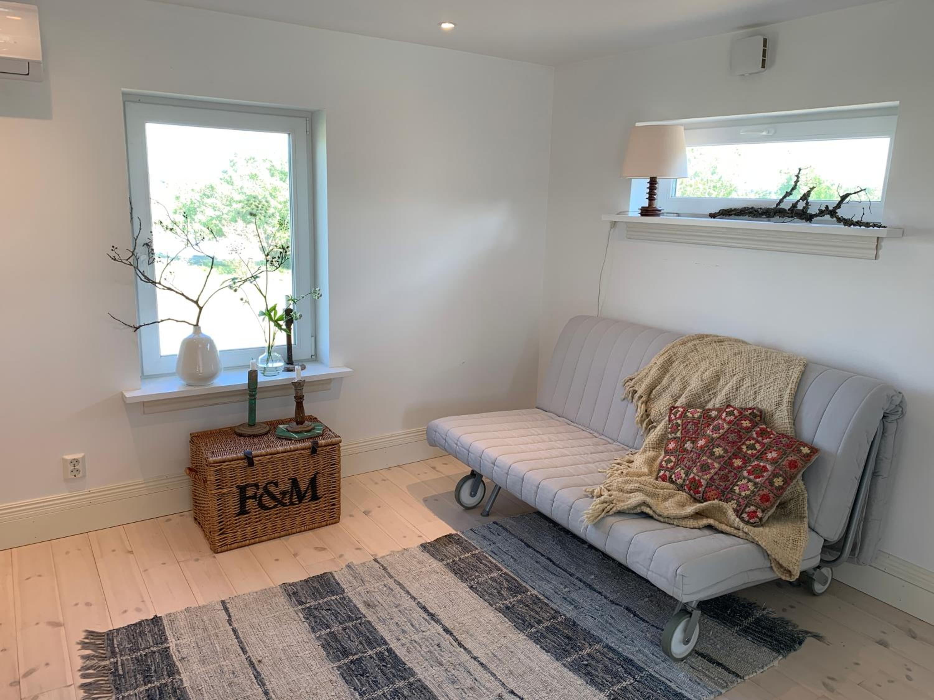 One-Bedroom House - Photo 2