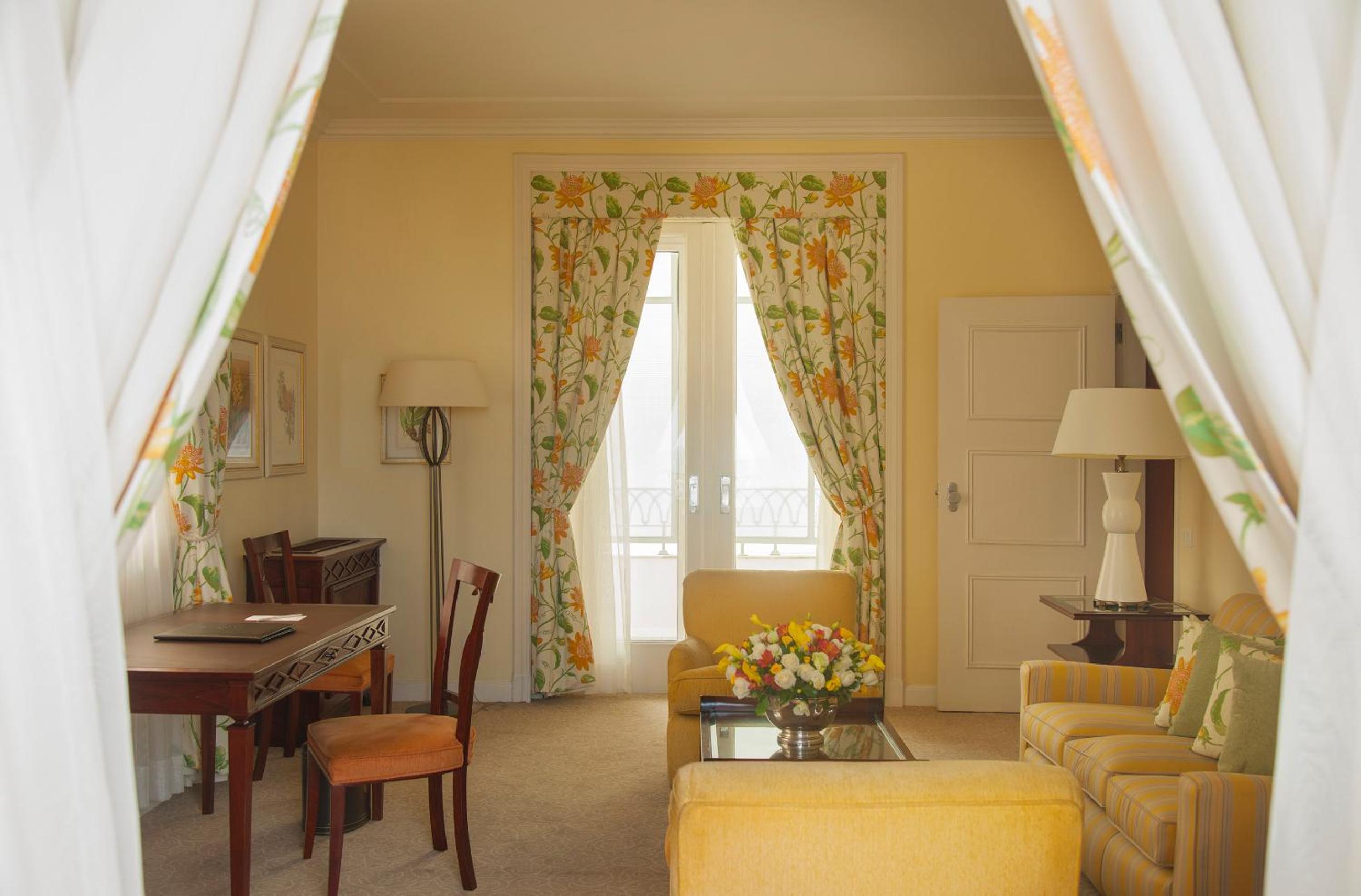 One-Bedroom Suite with Pool and Sea View