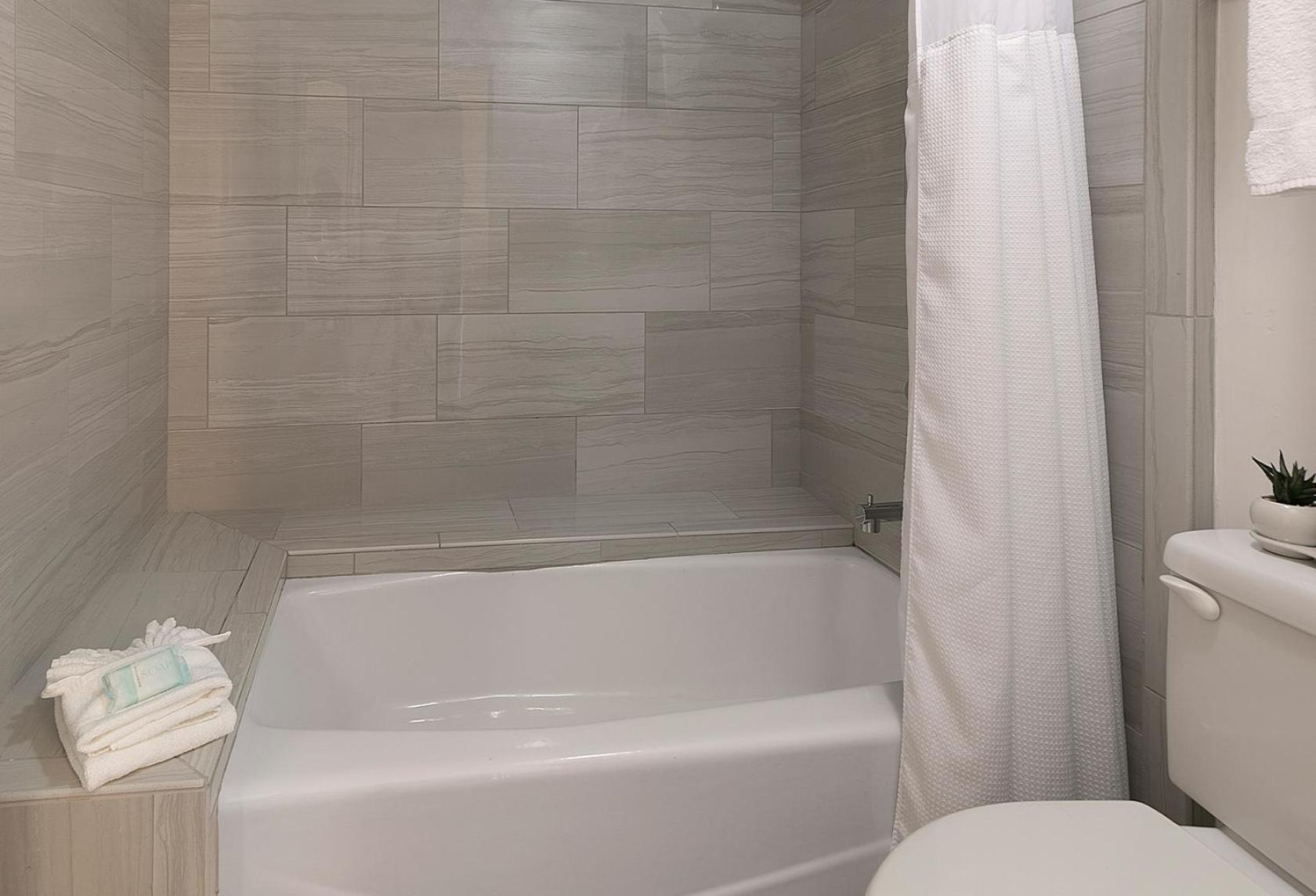 Courtyard View, Two Bedrooms, Two Queens, Pet-Friendly photo 3
