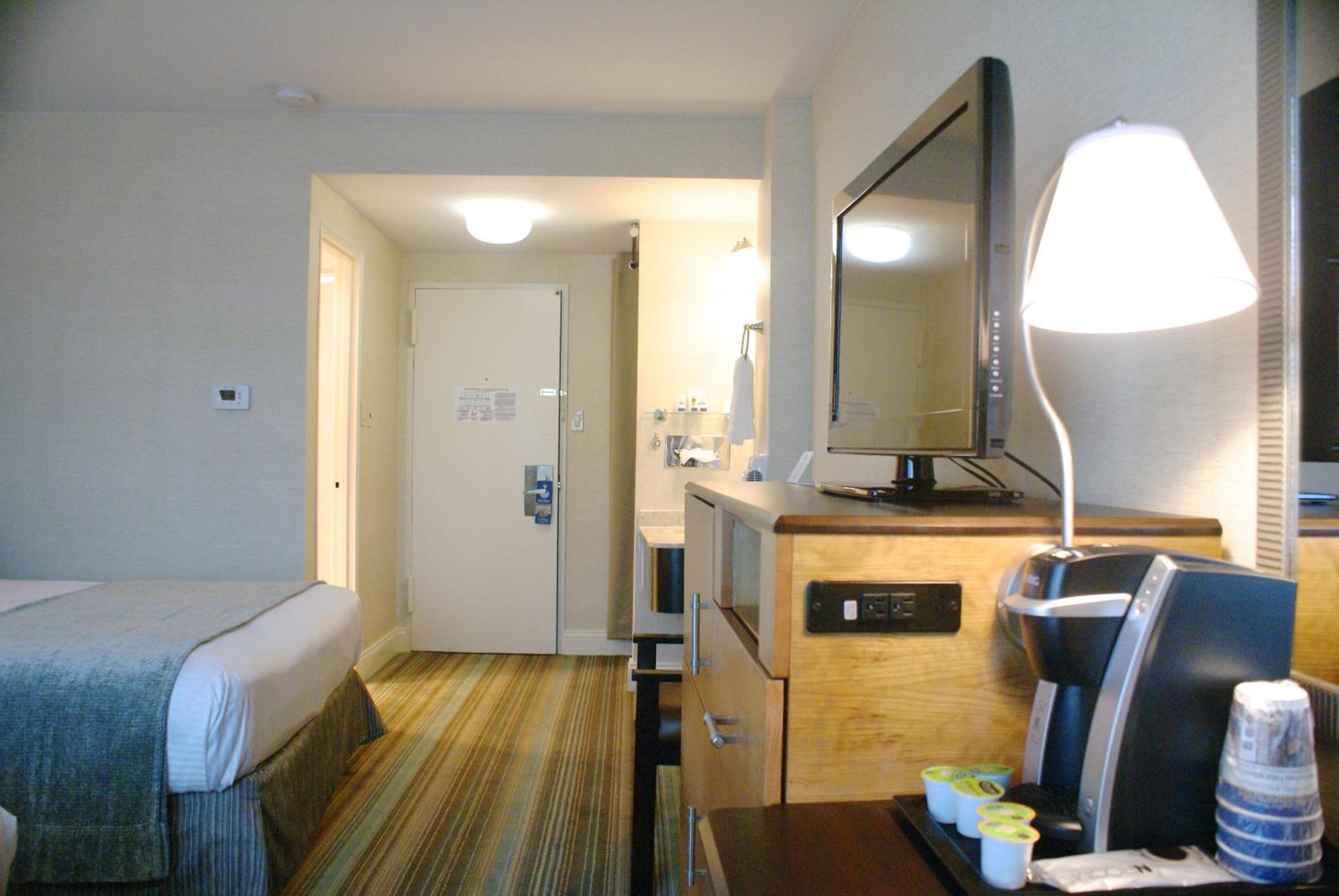 King Room - Non-Smoking - Photo 5