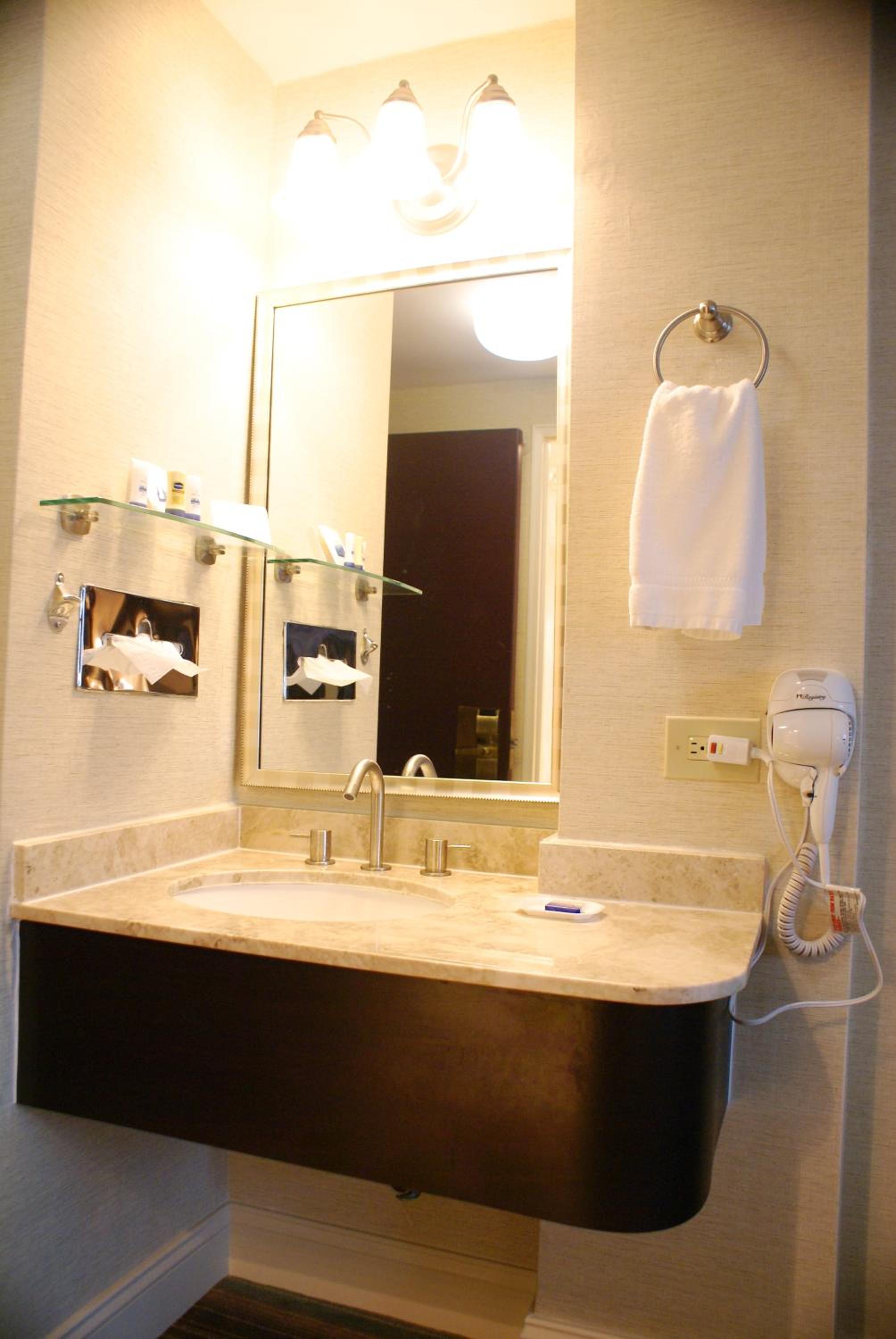 King Room - Non-Smoking - Photo 2