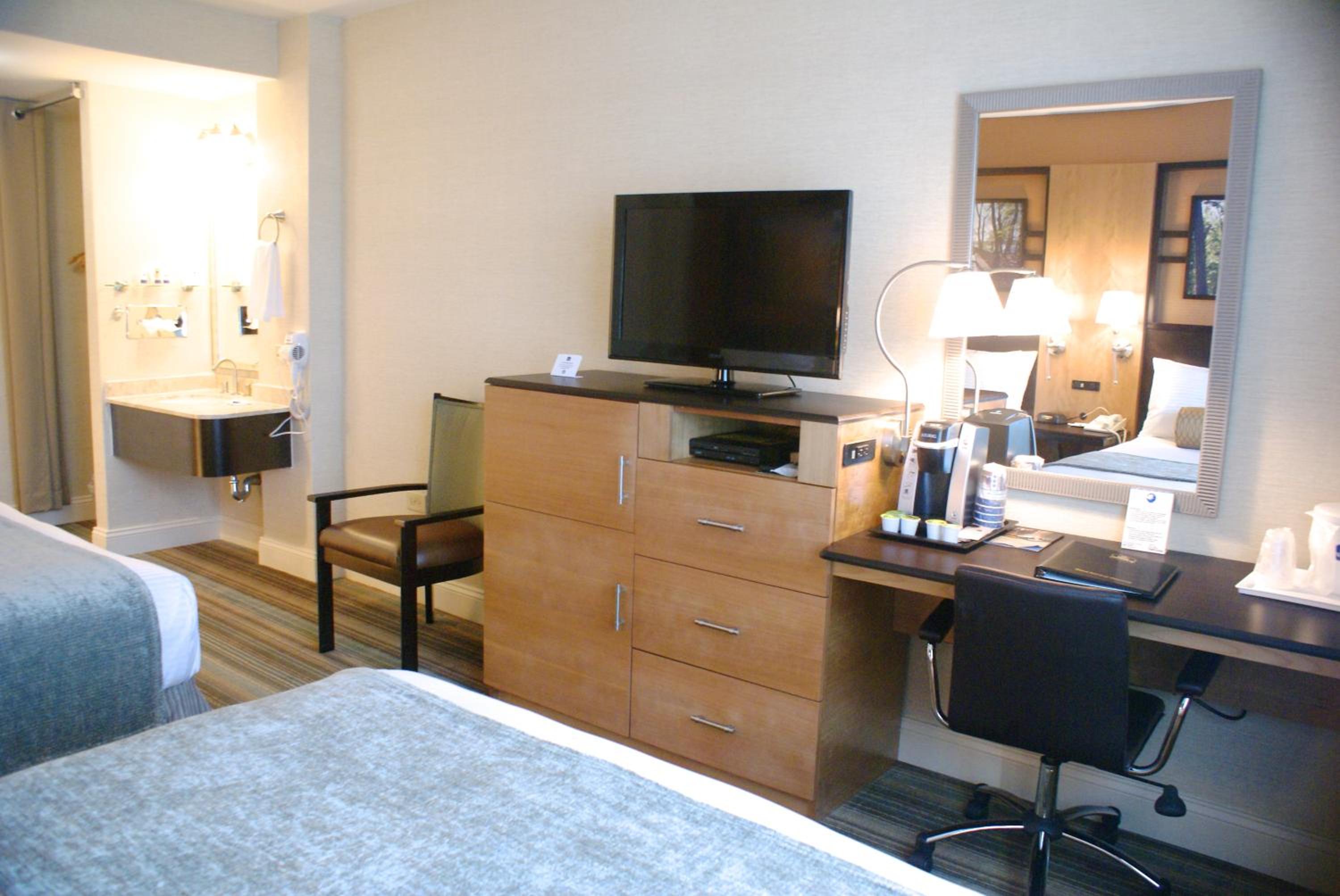 King Room - Non-Smoking - Photo 4