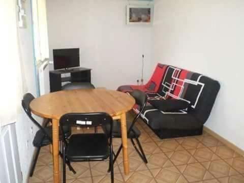 One-Bedroom Apartment - Photo 6