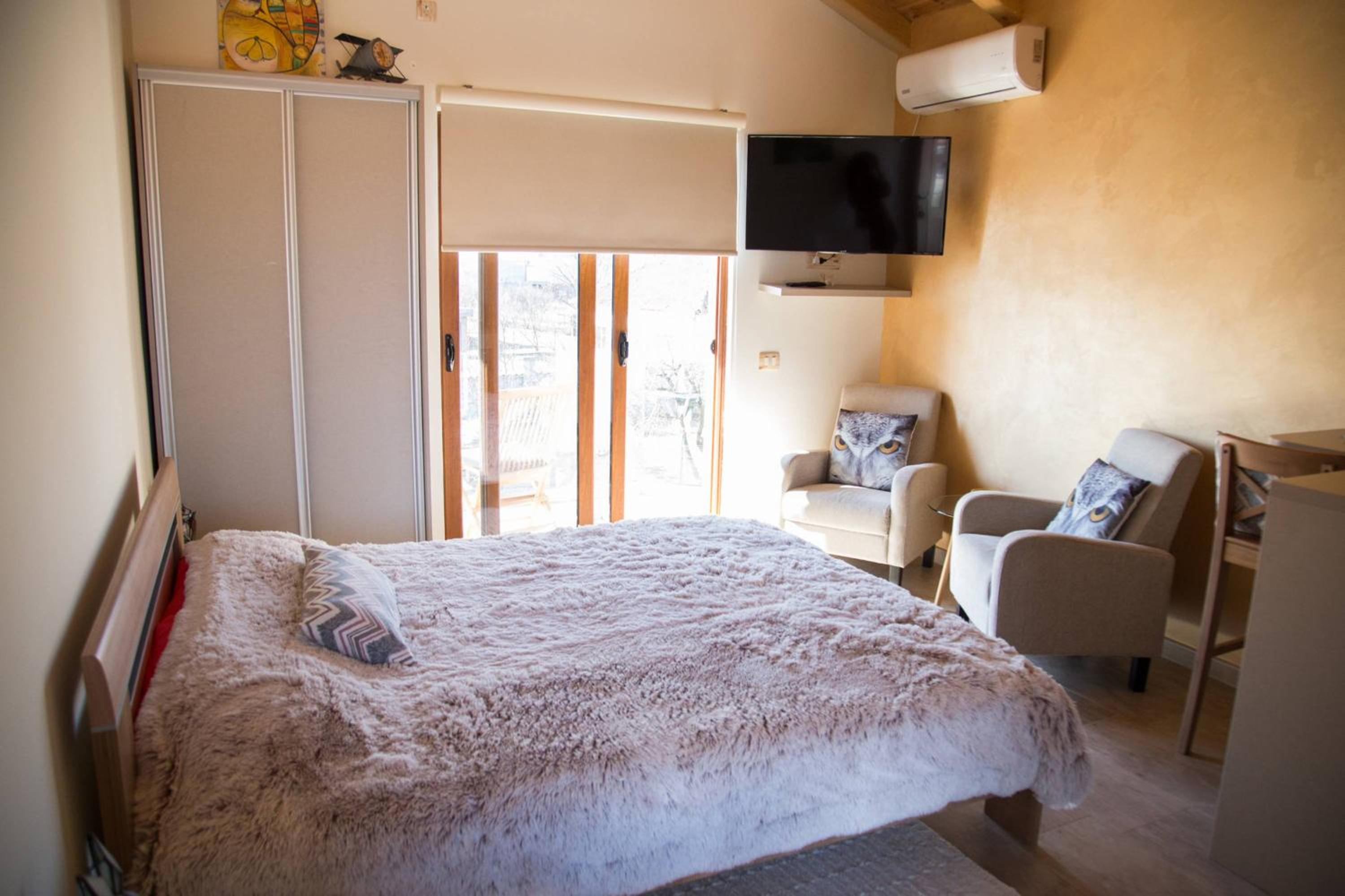 Apartment with Balcony - Photo 6
