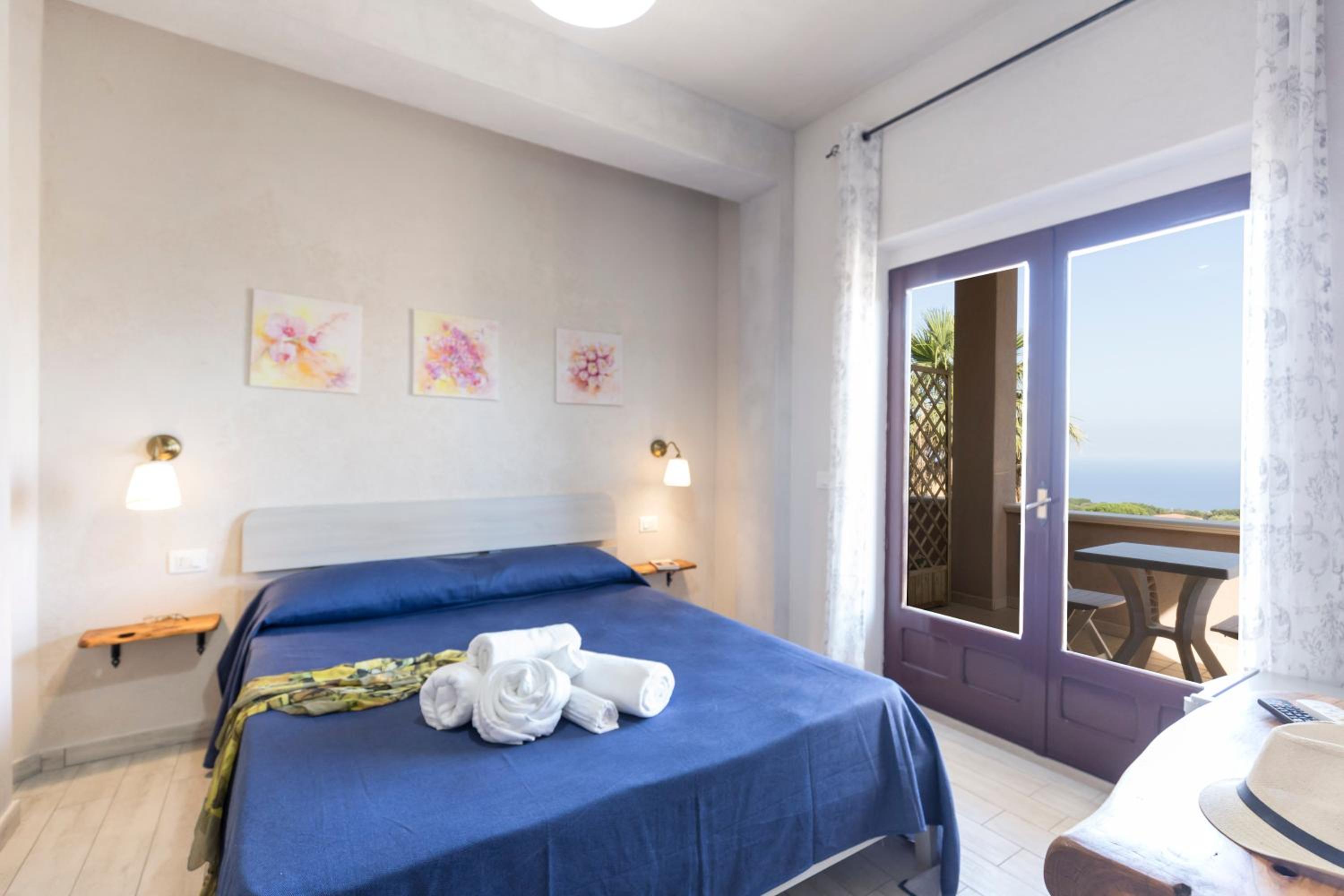 Deluxe Double Room with Balcony and Sea View photo 2