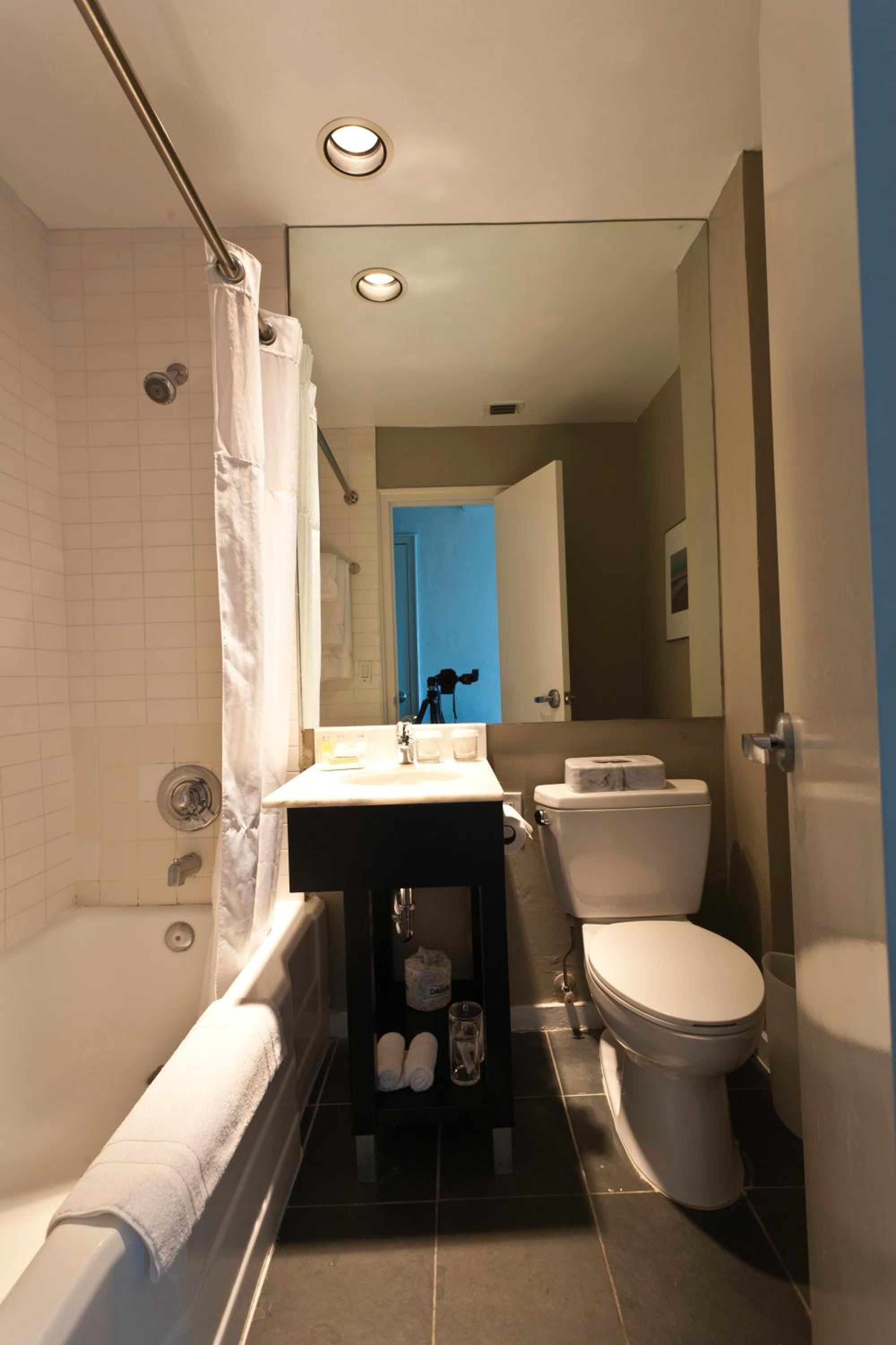 Deluxe King Room - Photo 7