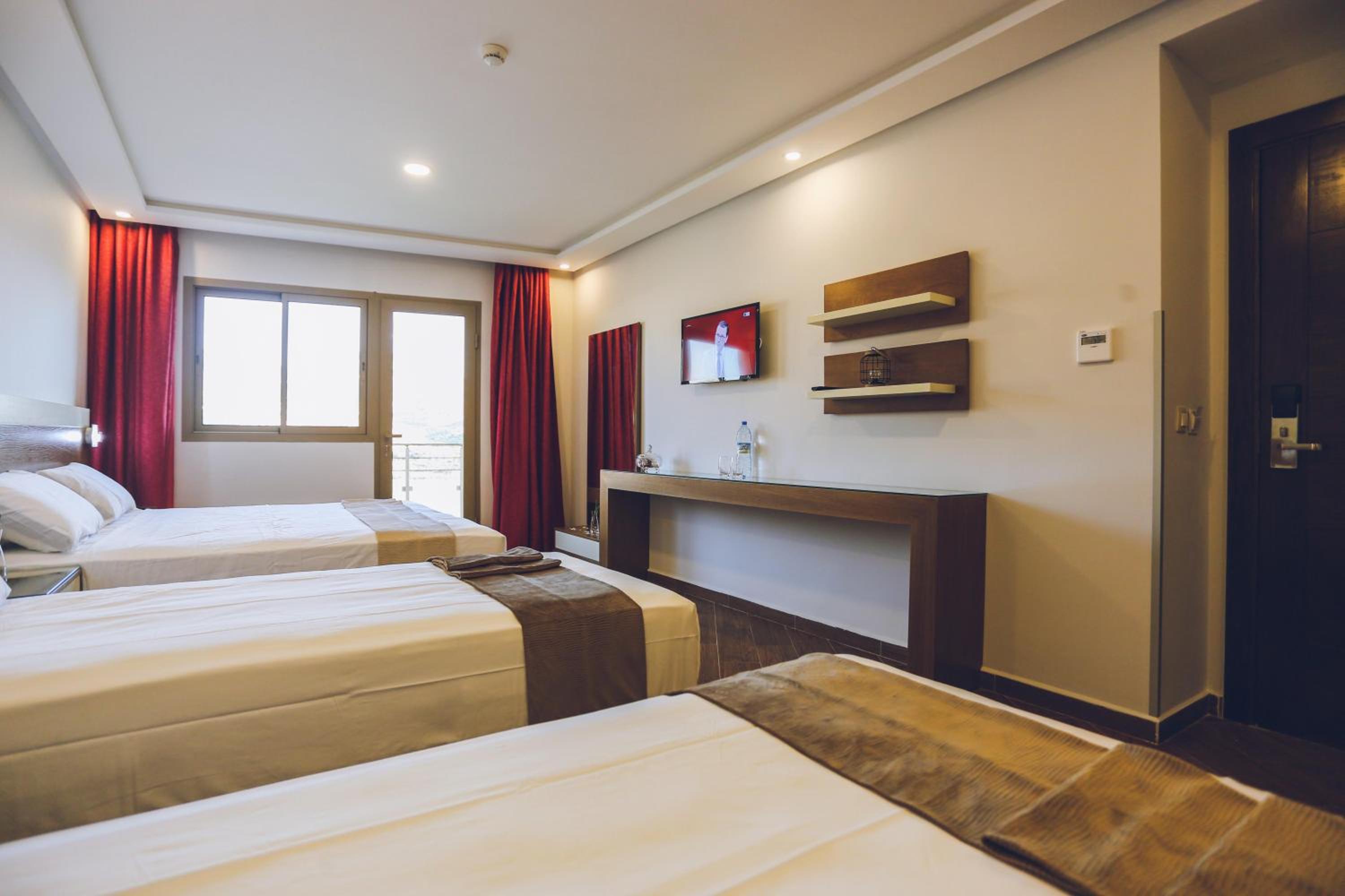 Quadruple Room with Mountain View photo 3