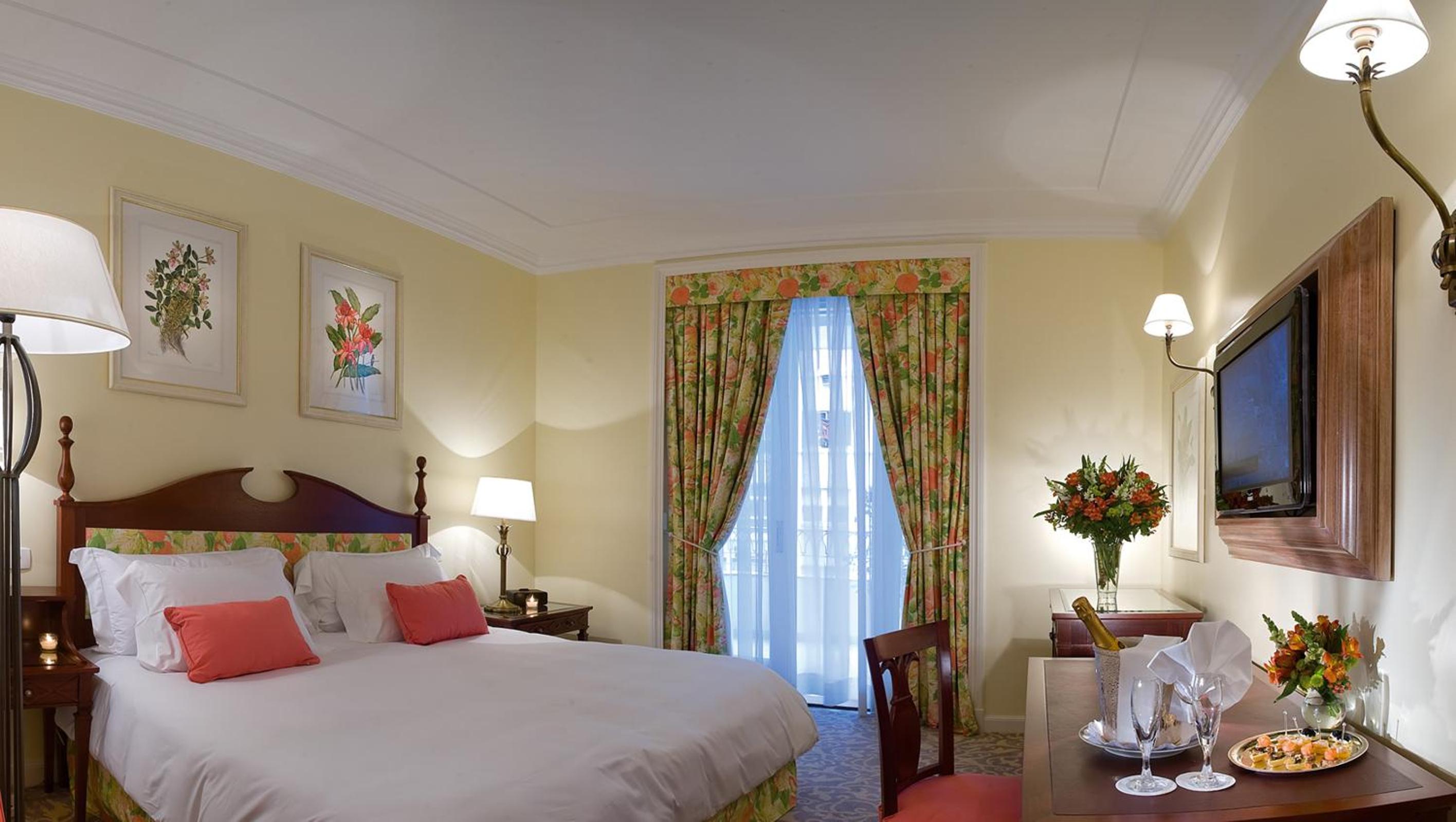 One-Bedroom Avenue View Suite