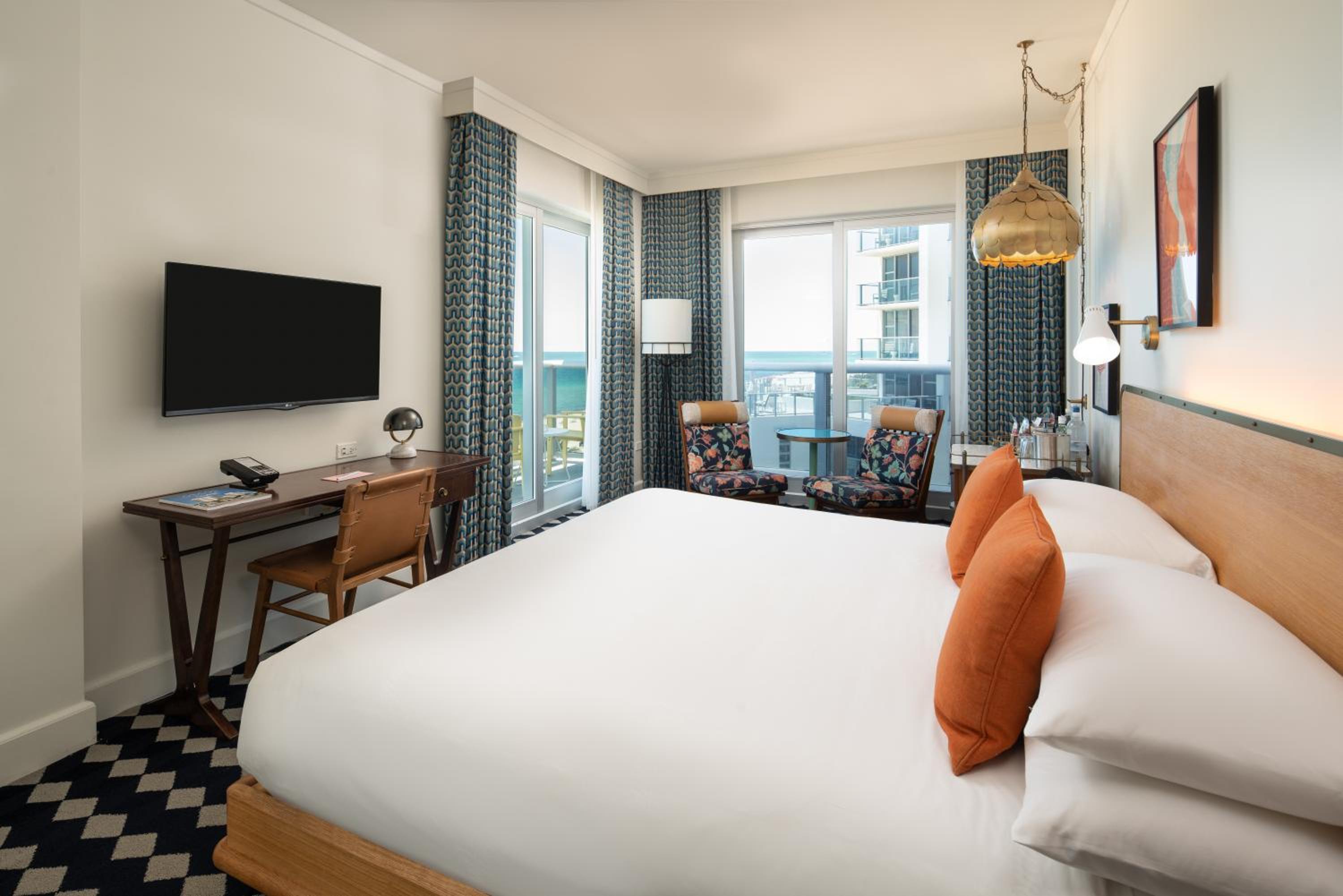 One-Bedroom King Room with Balcony - Panoramic Ocean View - Photo 7